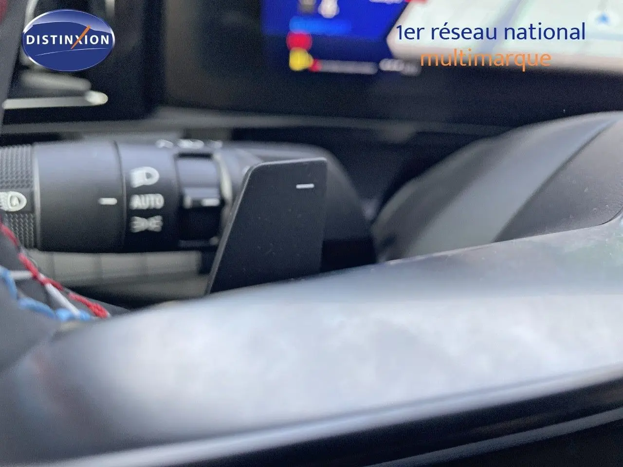 Gros plan sur la palette de changement de vitesse derrière le volant d'un Renault Austral blanc nacré 2025.