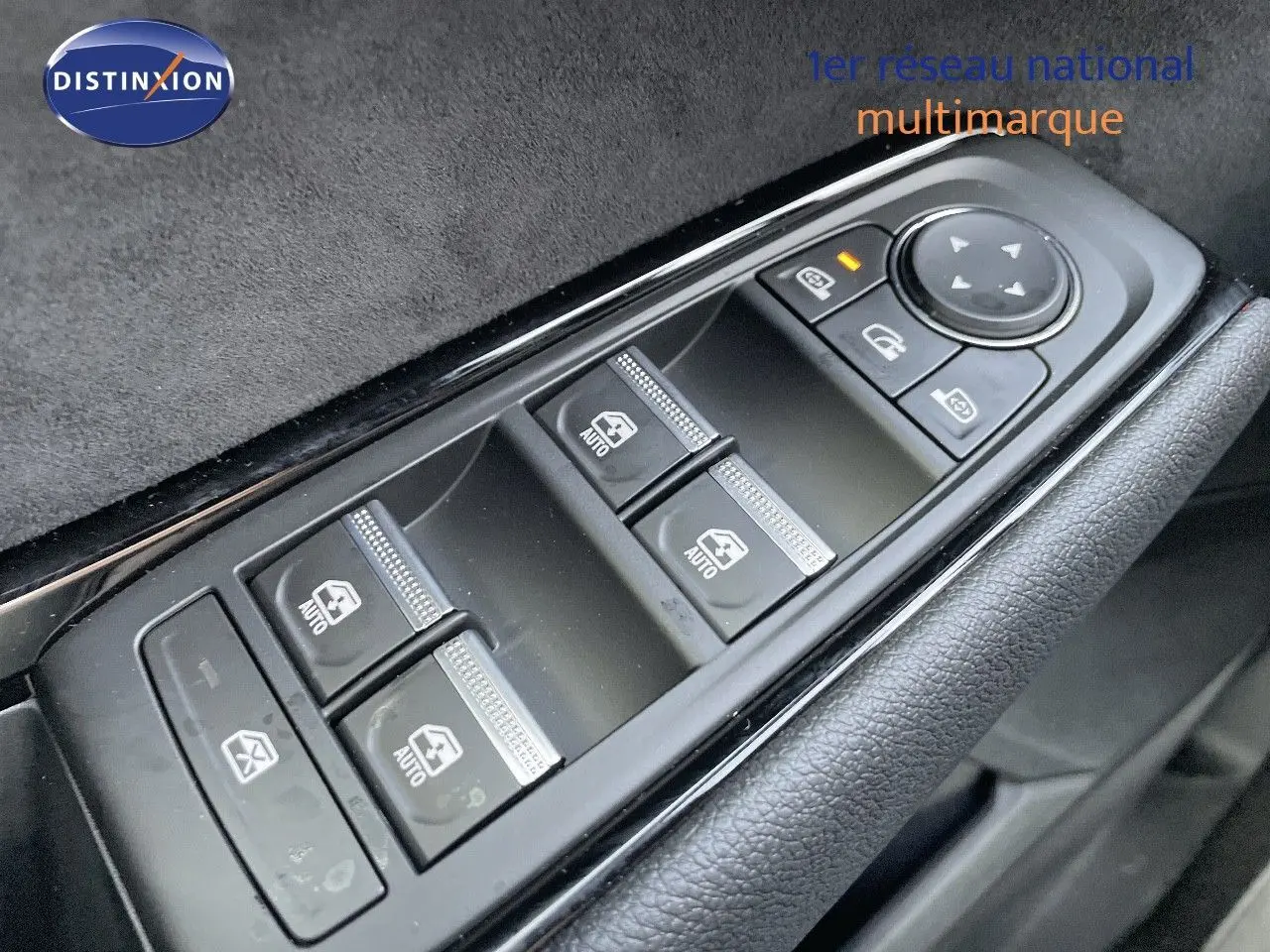 Gros plan sur les commandes de lève-vitres et rétroviseurs côté conducteur du Renault Austral blanc nacré 2025.