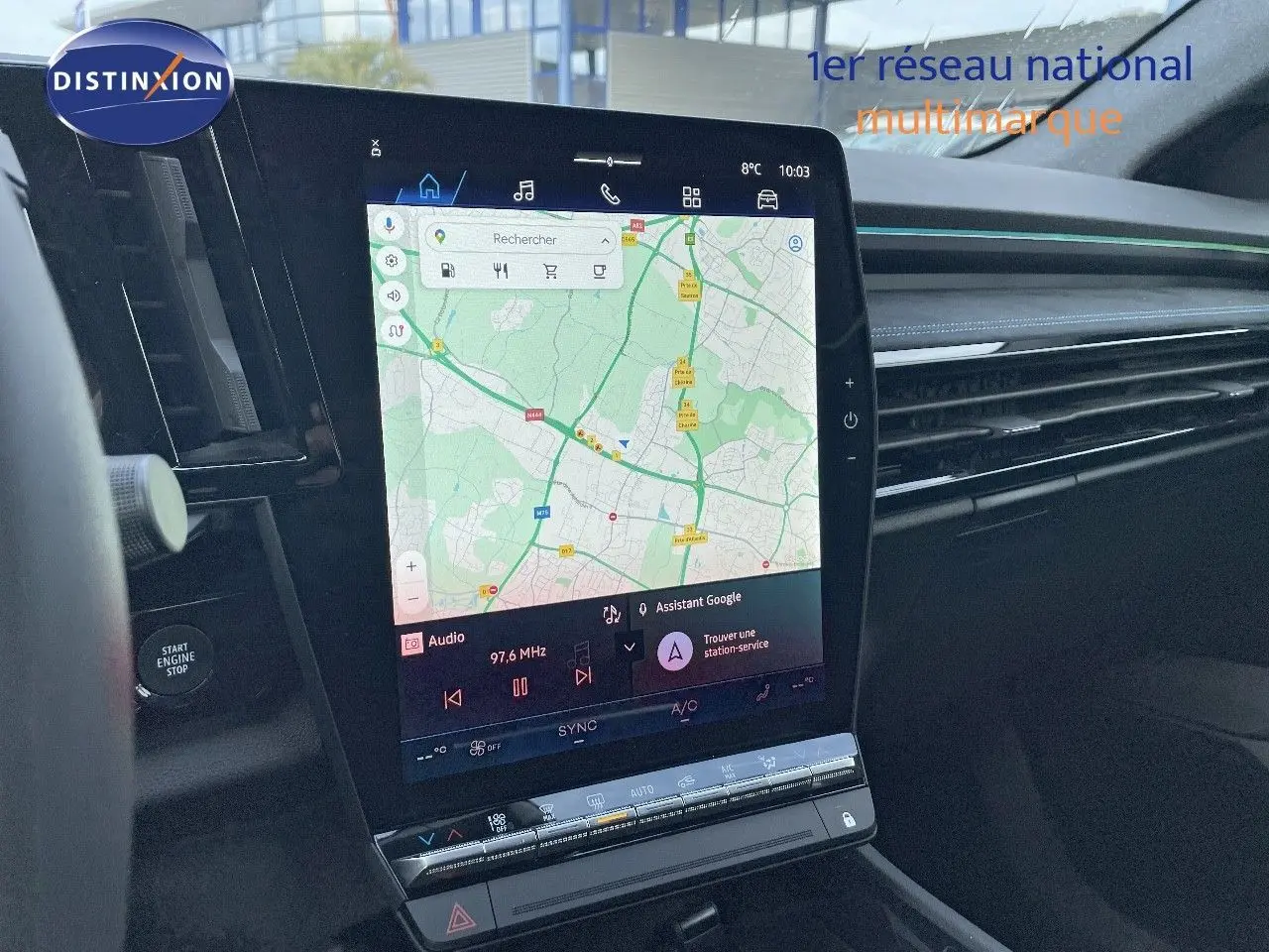 Intérieur du Renault Austral 2025, écran tactile central affichant une carte, avec tableau de bord noir moderne.