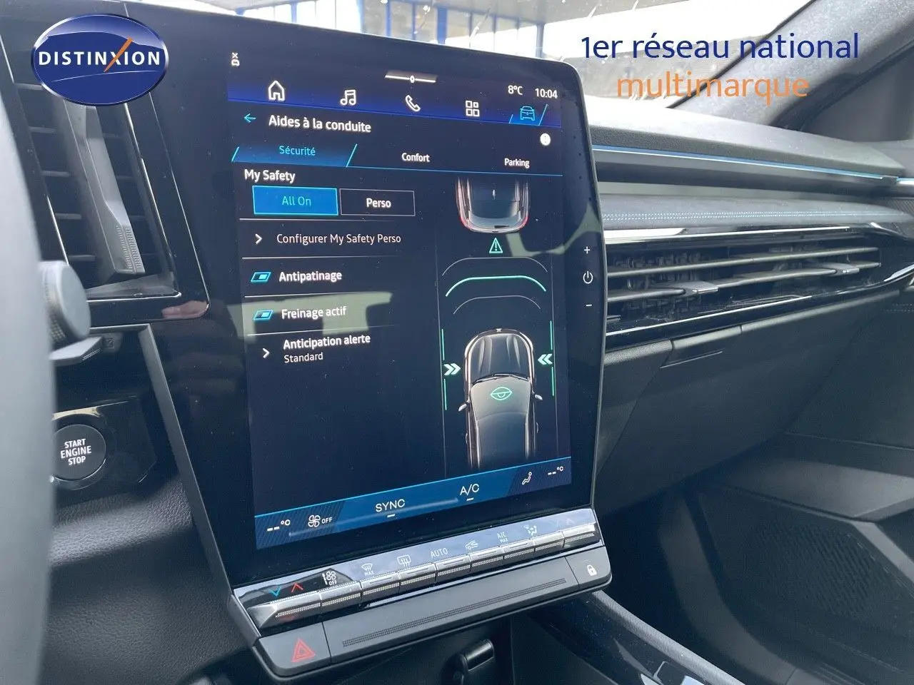 Écran tactile central affichant les aides à la conduite du Renault Austral blanc nacré, intérieur moderne et épuré.