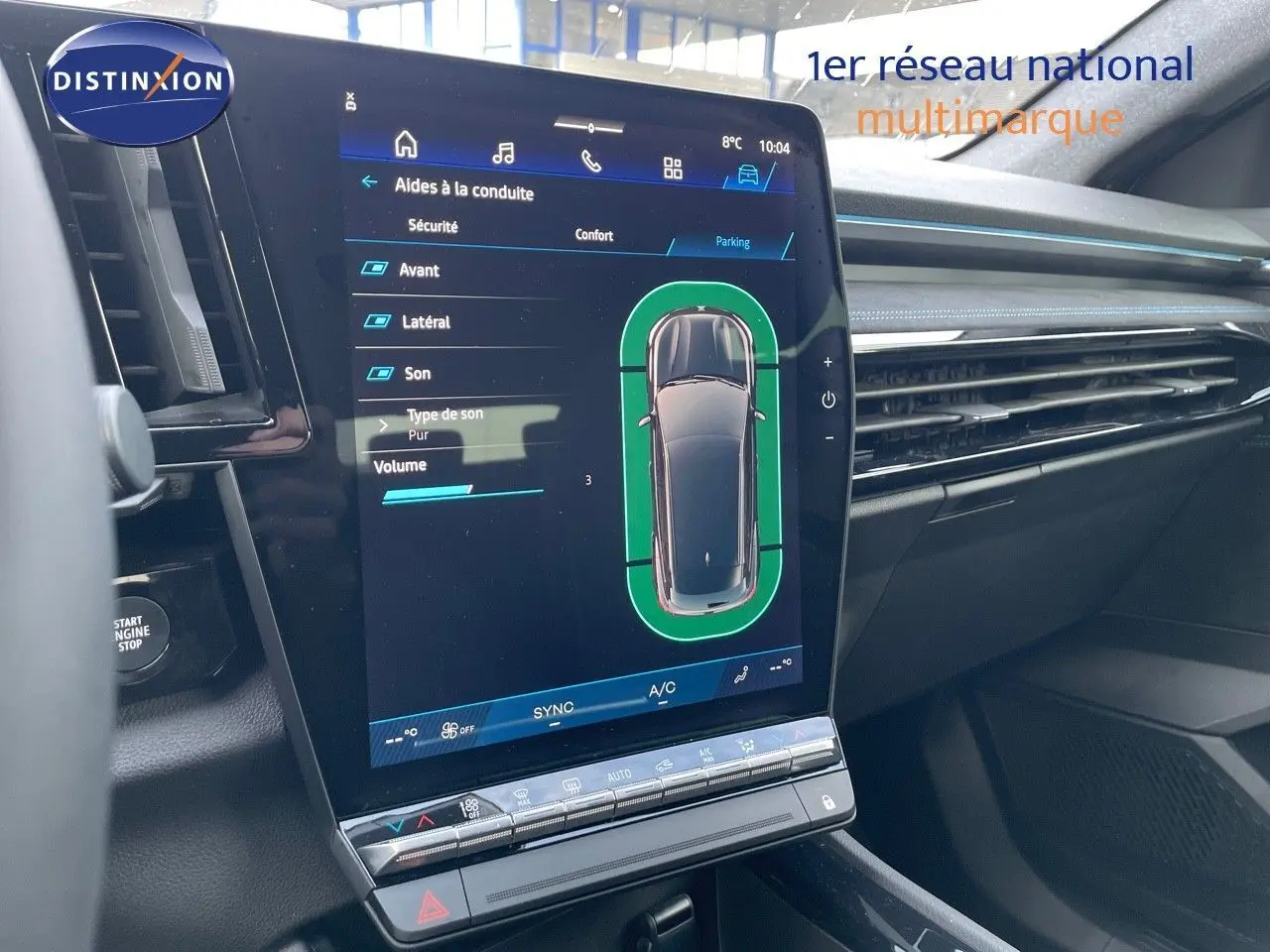 Vue rapprochée de la console centrale du Renault Austral blanc nacré, affichant l'écran tactile des aides à la conduite.