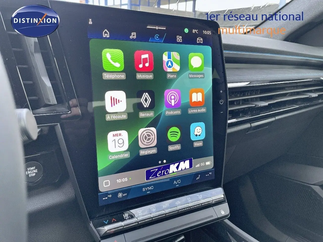 Écran tactile central affichant des applications connectées dans l'habitacle moderne du Renault Austral blanc nacré 2025.