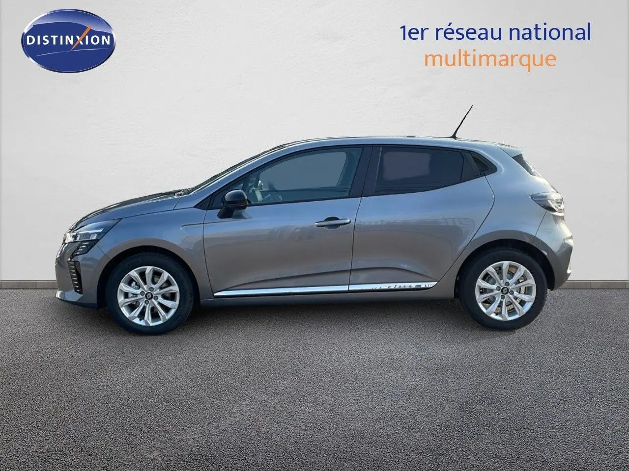 Profil droit d'une Renault Clio 1.5 dCi 100ch Evolution gris schiste métal avec jantes alliage et vitres teintées.