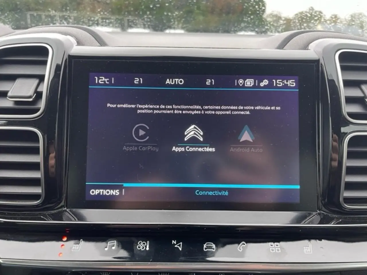 Écran tactile central du Citroën C5 Aircross 2021 affichant les options Apple CarPlay, Android Auto et connectivité, intérieur noir.