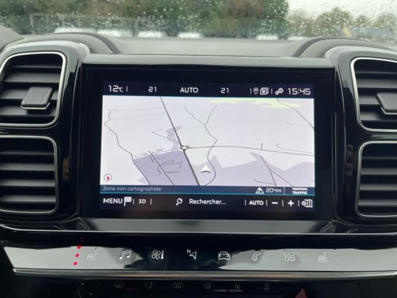 Écran tactile du système de navigation Citroën Connect Radio 8" dans le tableau de bord du C5 Aircross gris Artense 2021.