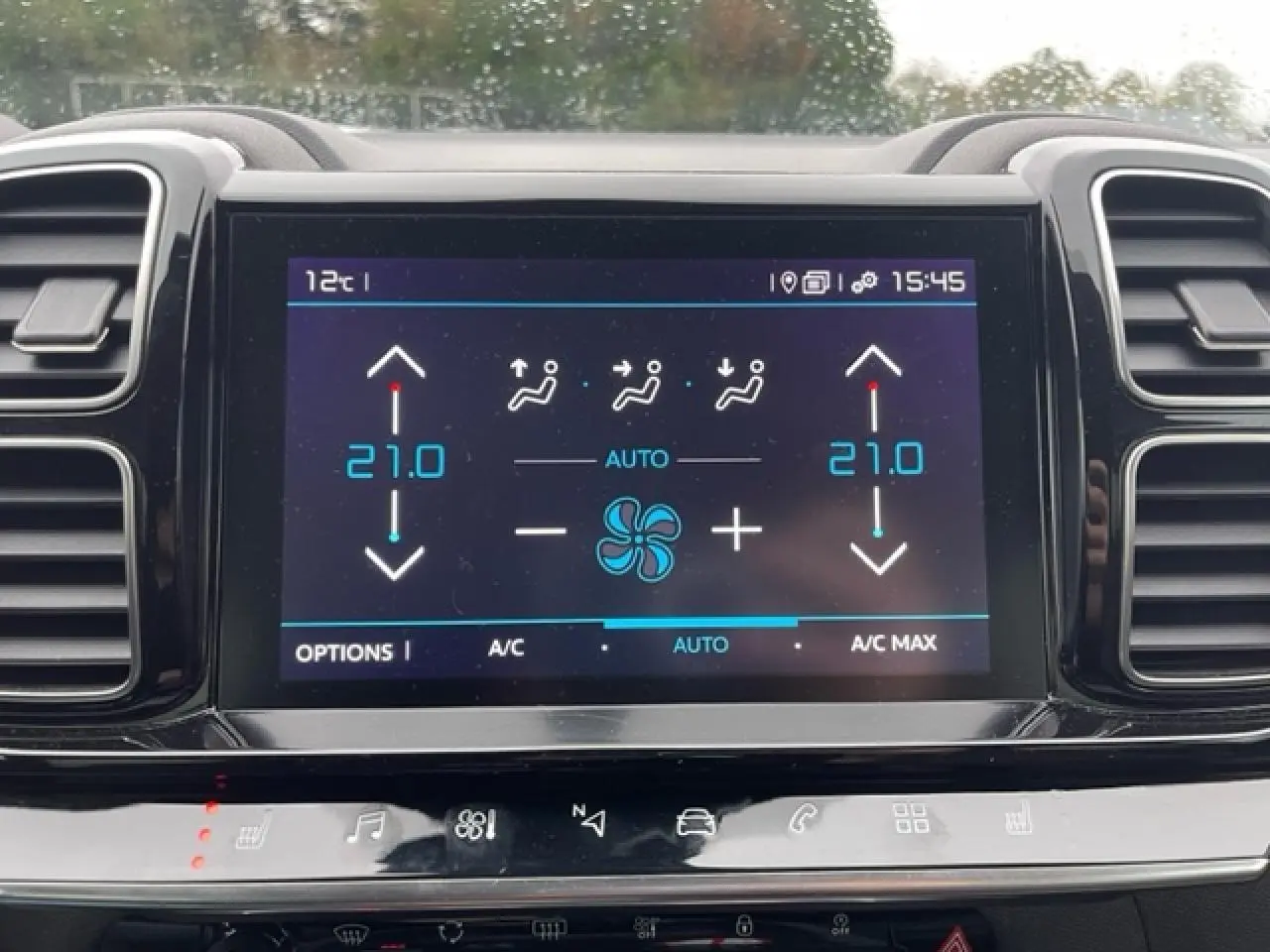 Écran tactile central de la climatisation automatique bizone du Citroën C5 Aircross, affichage à 21°C, intérieur noir.