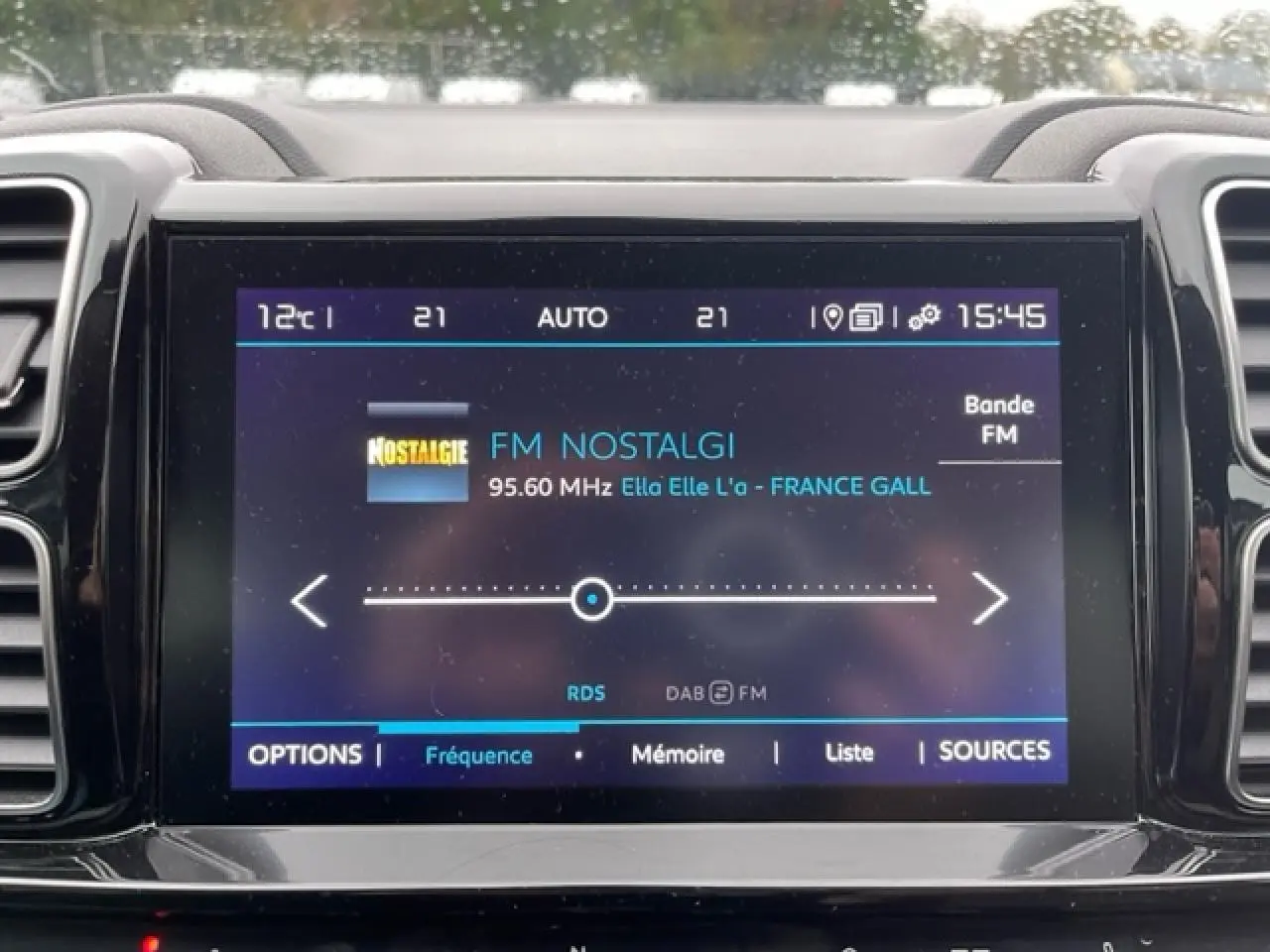 Écran tactile central du Citroën C5 Aircross 2021 affichant la radio FM Nostalgie à 15h45, intérieur noir brillant.