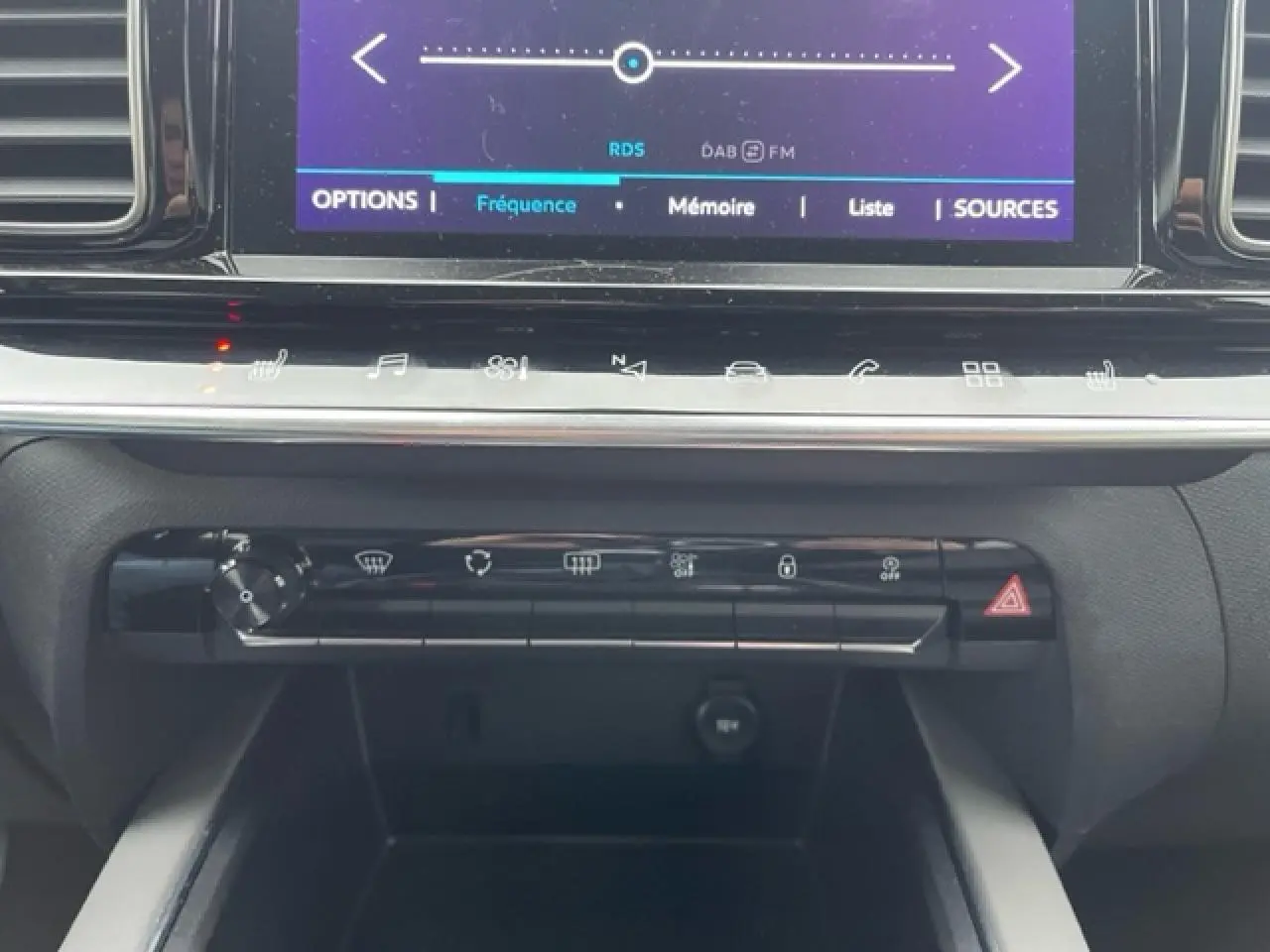 Tableau de bord du Citroën C5 Aircross 2021 avec écran tactile et commandes tactiles lumineuses, vue frontale intérieure.