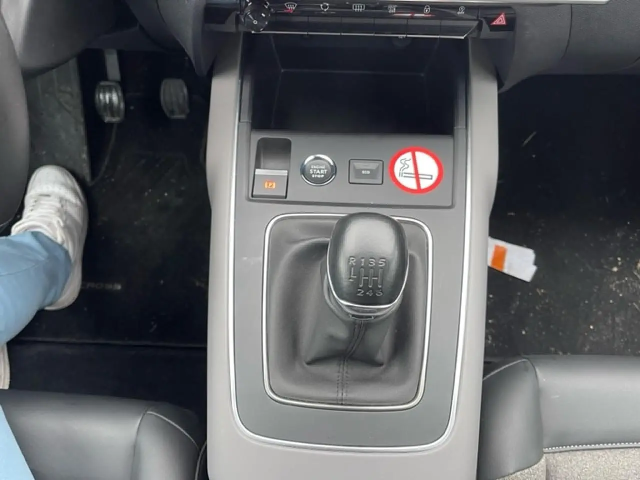 Vue rapprochée de la console centrale du Citroën C5 Aircross 2021 avec levier de vitesse manuel et bouton start/stop.