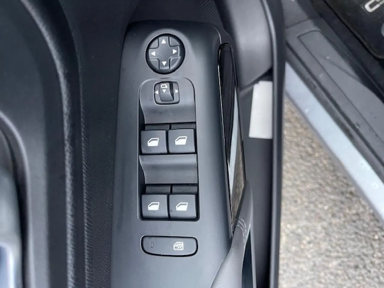 Panneau de commandes des vitres et rétroviseurs côté conducteur d'un Citroën C5 Aircross gris Artense.