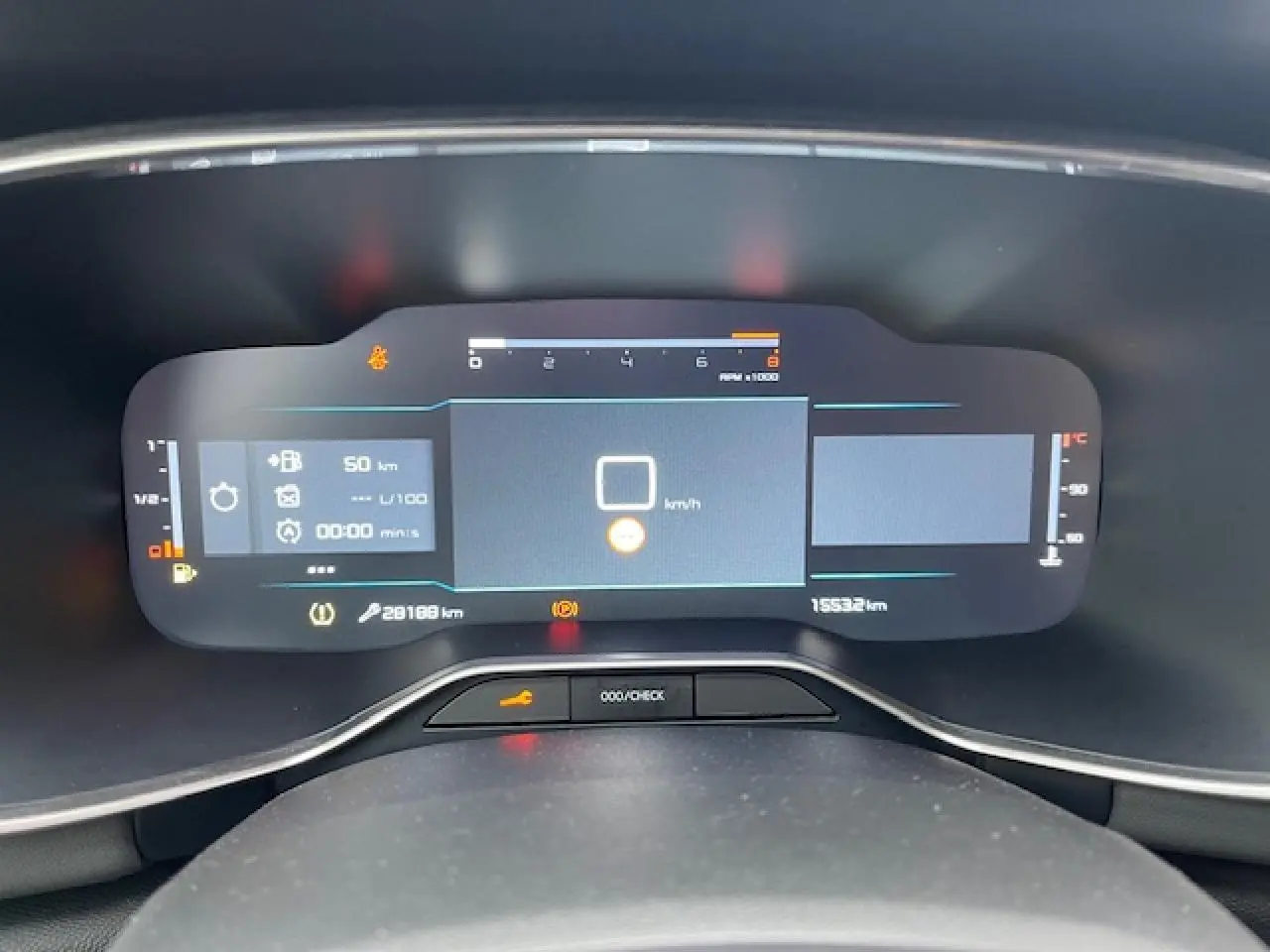 Tableau de bord numérique du Citroën C5 Aircross 2021 affichant la vitesse et les indicateurs de maintenance.