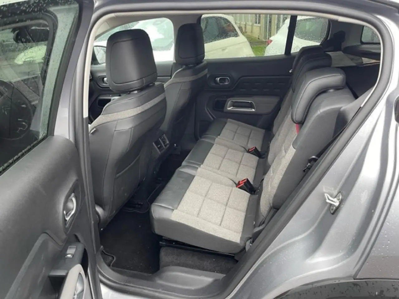 Vue intérieure côté gauche sur les sièges arrière gris clair et foncé du Citroën C5 Aircross gris Artense 2021.