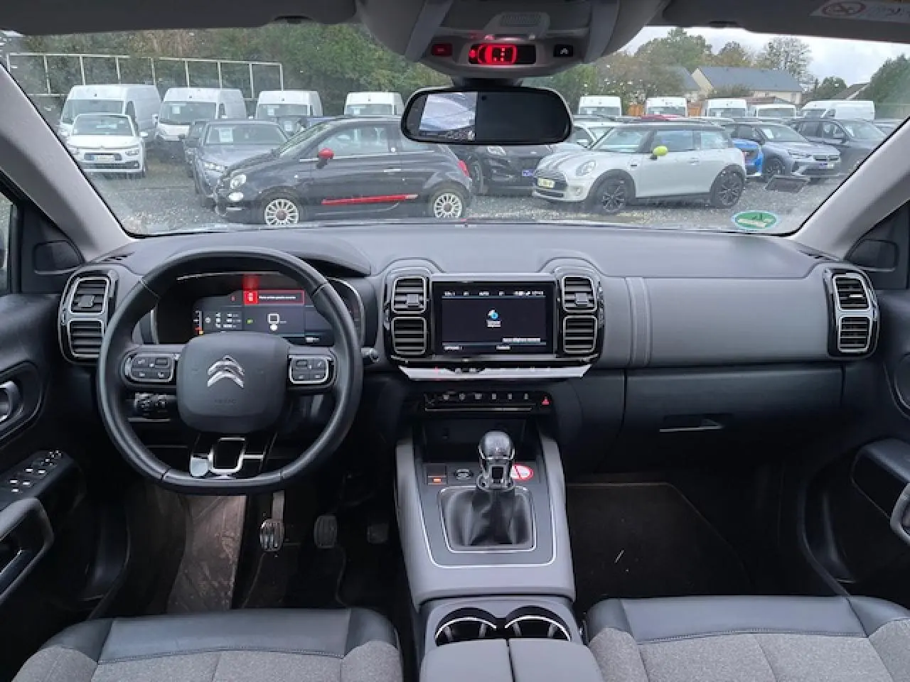 Intérieur du Citroën C5 Aircross 2021, vue frontale du poste de conduite avec tableau de bord et écran tactile central.