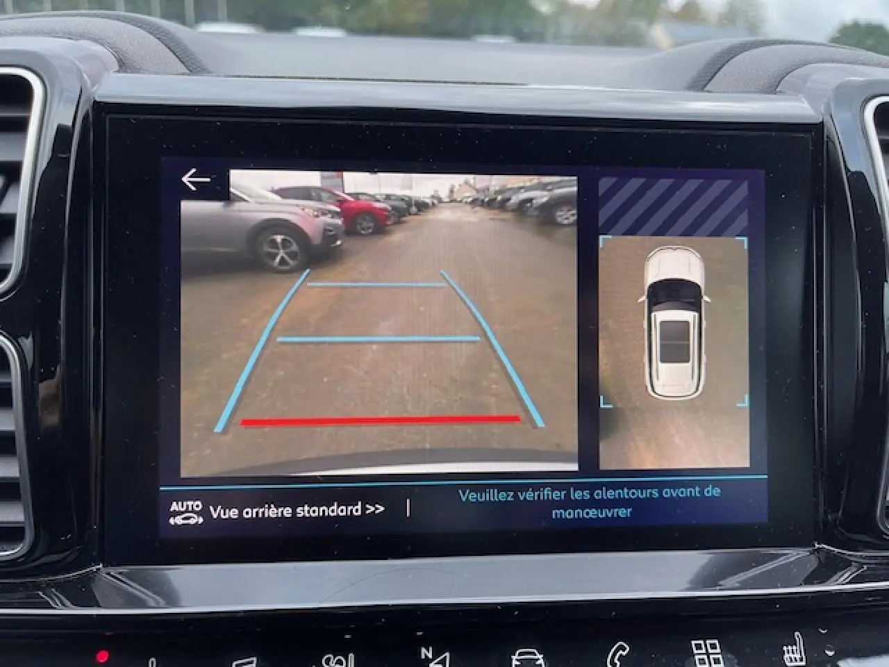 Écran tactile du Citroën C5 Aircross 2021 montrant la caméra de recul et la vue 360° en stationnement.