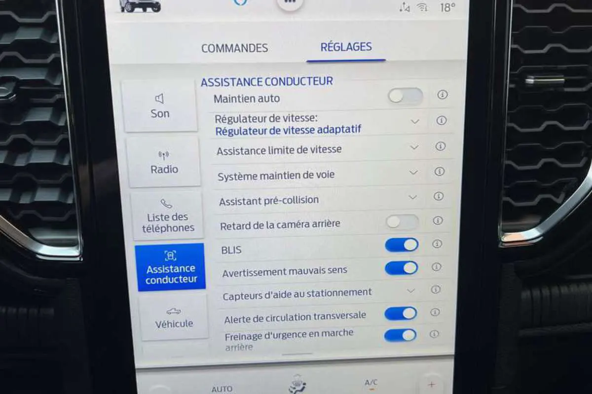 Écran tactile du système d'assistance conducteur du Ford Ranger Wildtrak Plus 2025, affichant les réglages de sécurité.