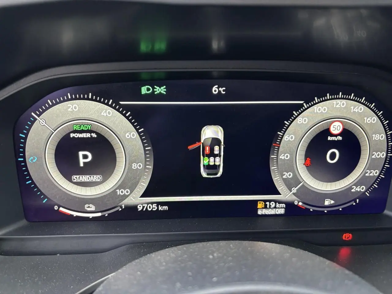 Affichage numérique du tableau de bord du Nissan Qashqai blanc nacré, montrant la vitesse, la température et l'état du véhicule.