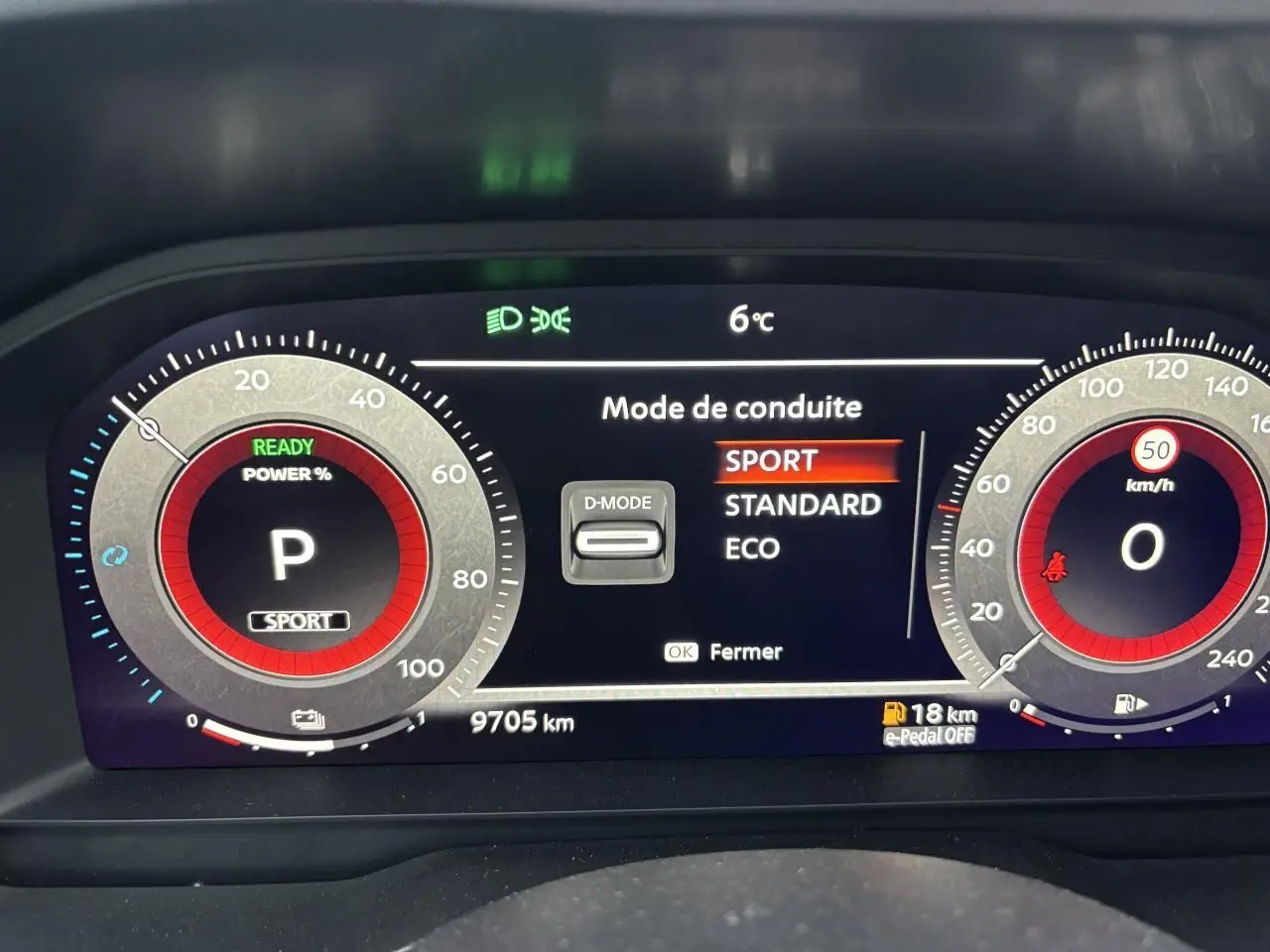 Tableau de bord numérique du Nissan Qashqai blanc nacré 2025 affichant le mode de conduite Sport et la vitesse à zéro.