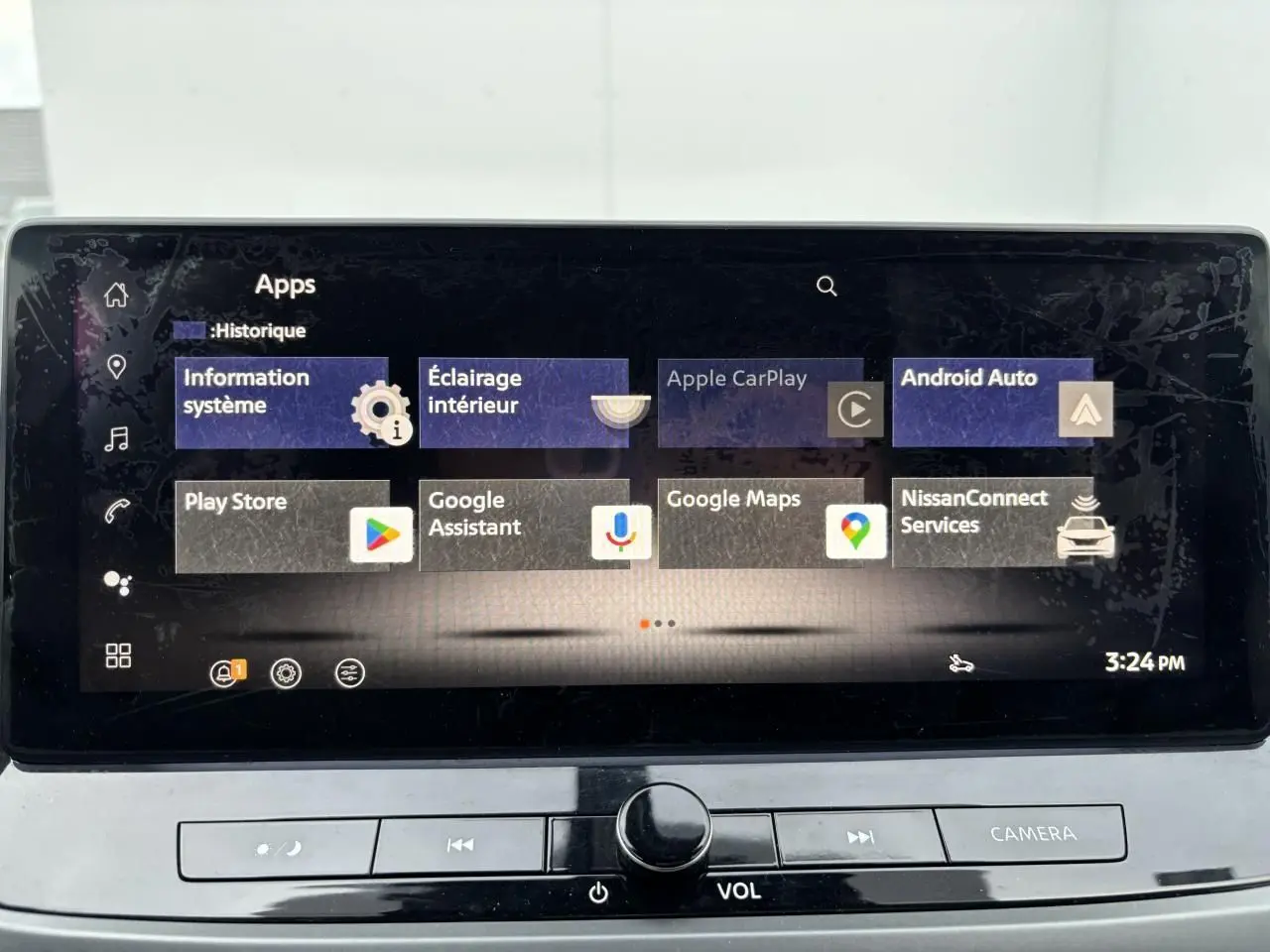Écran tactile central du Nissan Qashqai blanc nacré, affichant les applications Apple CarPlay et Android Auto.