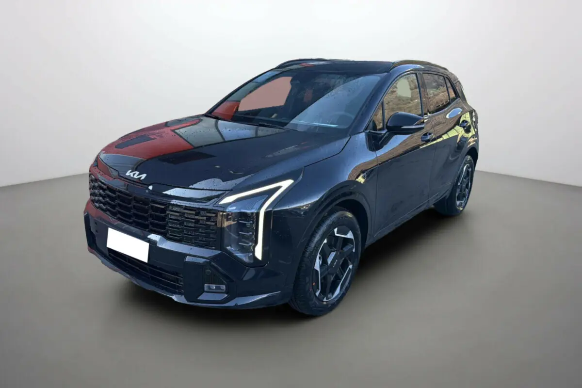 KIA Sportage noir étoilé en 3/4 avant droit avec phares Matrix LED et jantes alu 18 pouces distinctives.