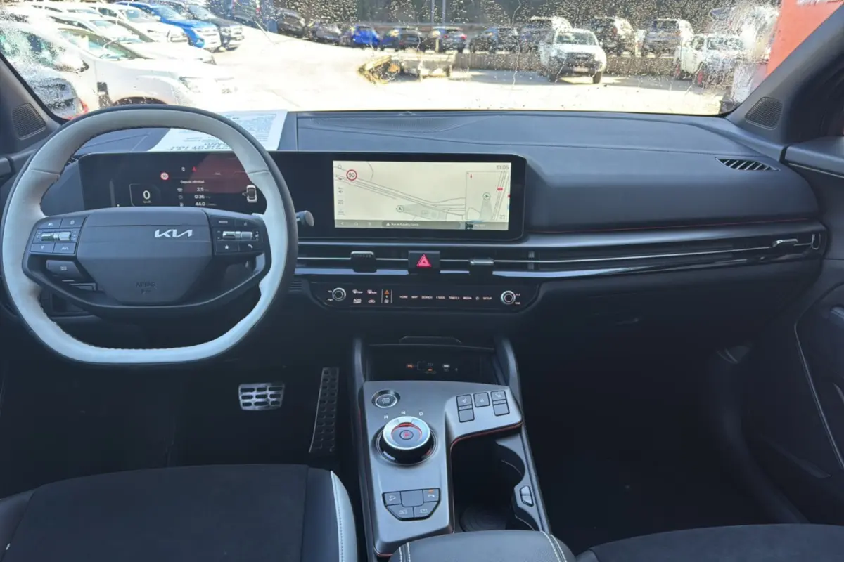 Vue intérieure avant du tableau de bord et volant noir du Kia Sportage 2026 avec écran GPS large et console centrale moderne.