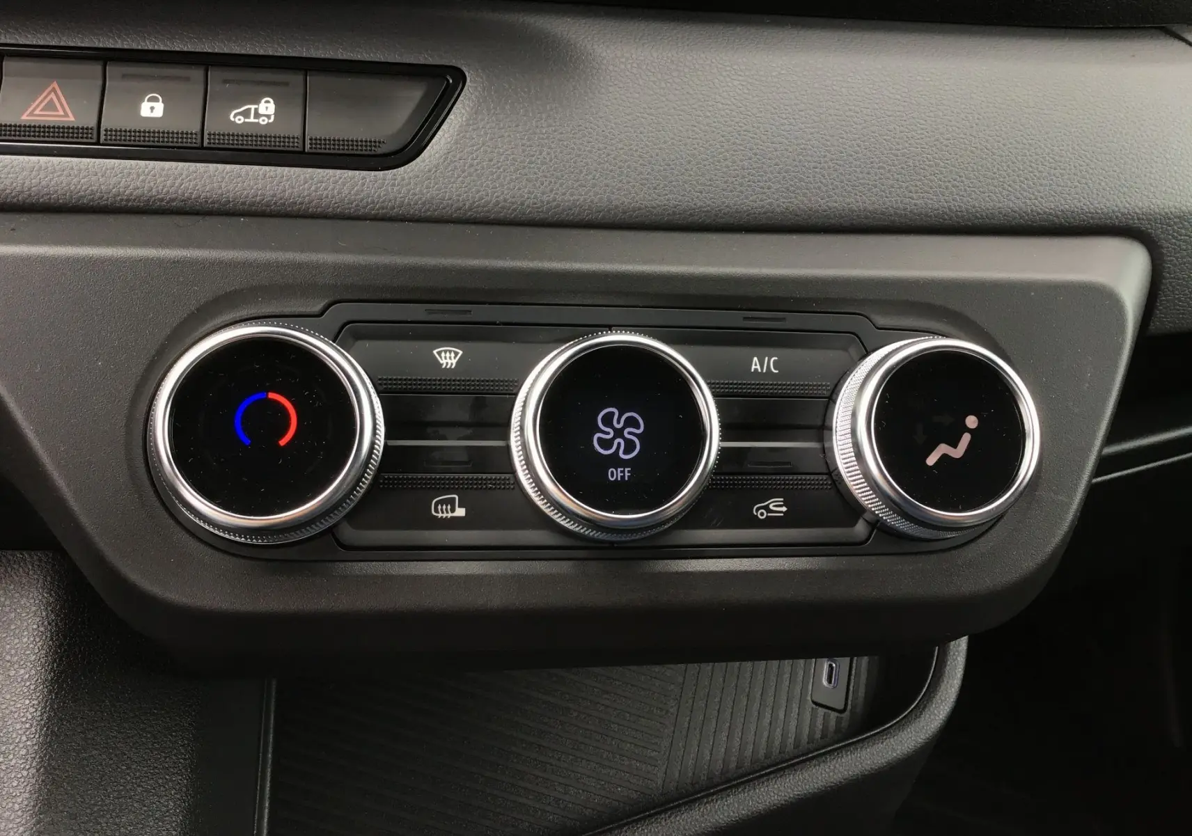 Gros plan sur les commandes de climatisation du Renault Master 2025, avec réglages circulaires et affichages digitaux.