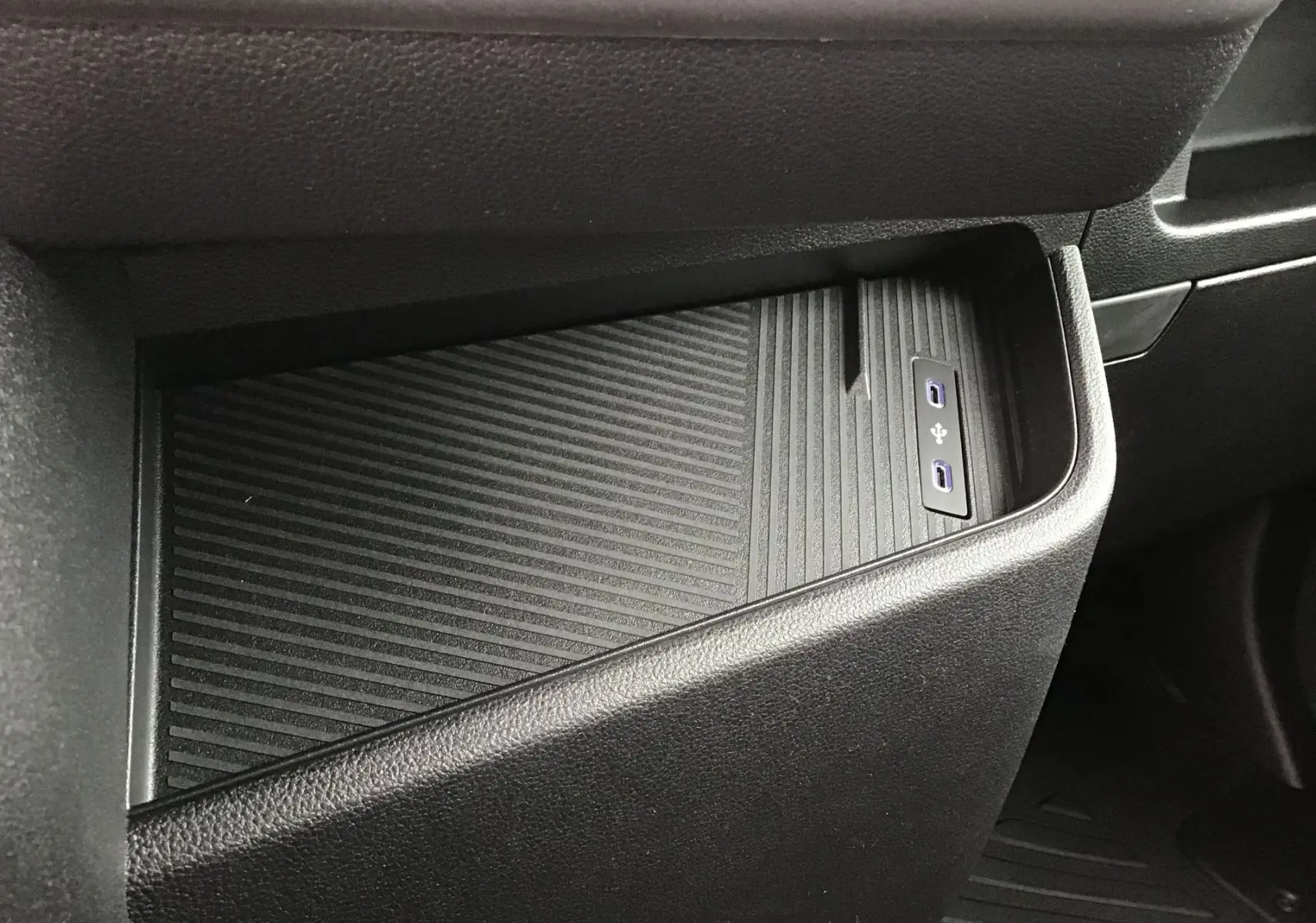 Gros plan sur le rangement central noir avec deux ports USB du Renault Master L2H2 blanc, intérieur avant côté passager.