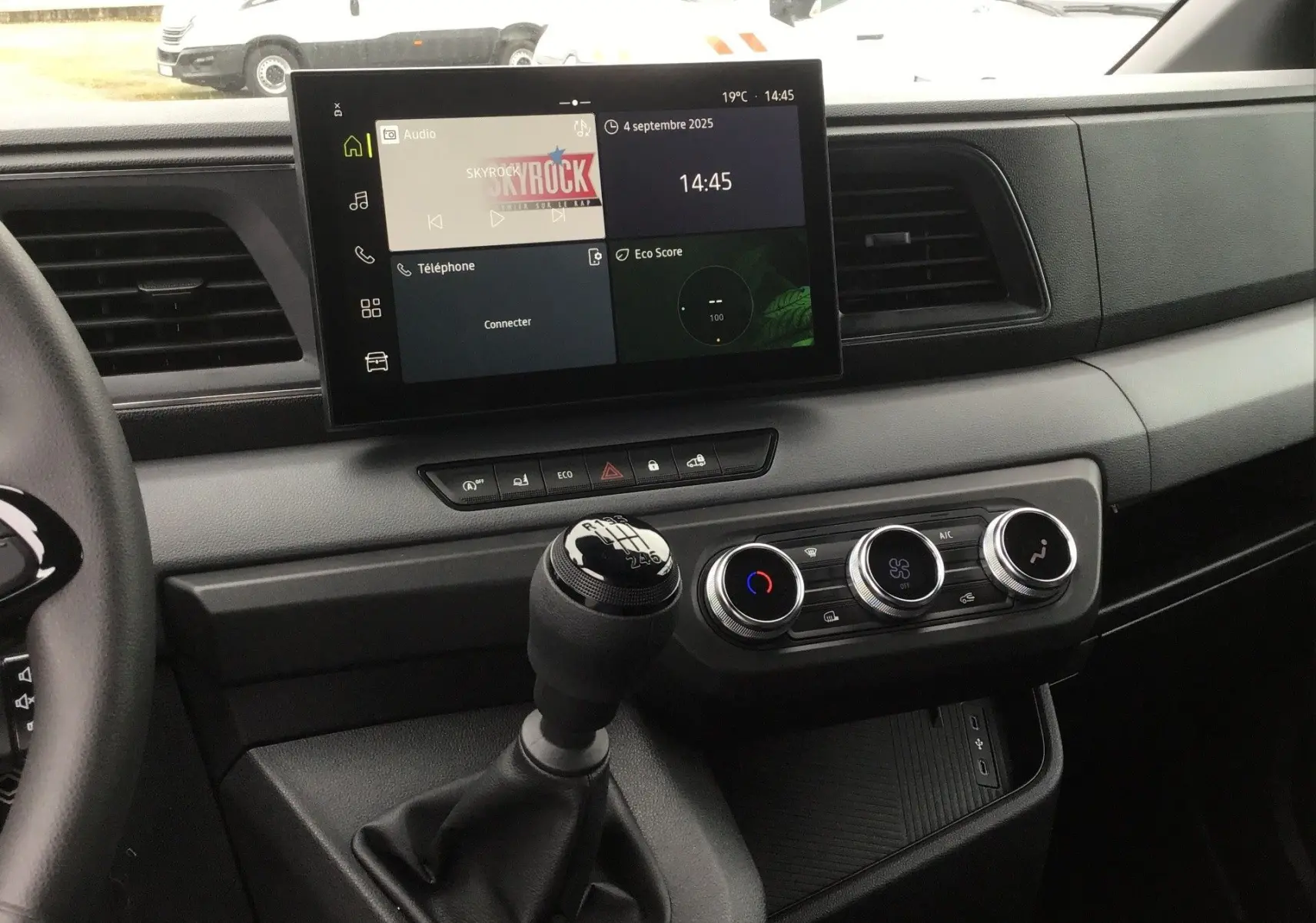 Vue intérieure du tableau de bord du Renault Master blanc 2025, avec écran tactile OpenRlink 10'' et levier de vitesses manuel.