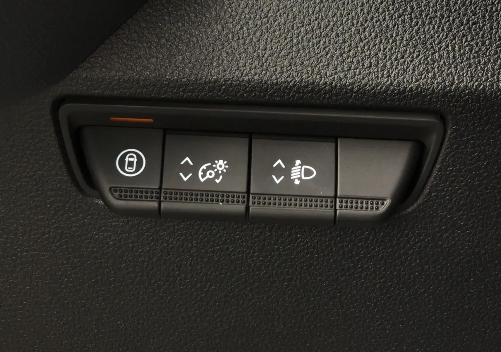 Gros plan sur les boutons de réglage d’éclairage et verrouillage intérieur du Renault Master blanc, vue intérieure.