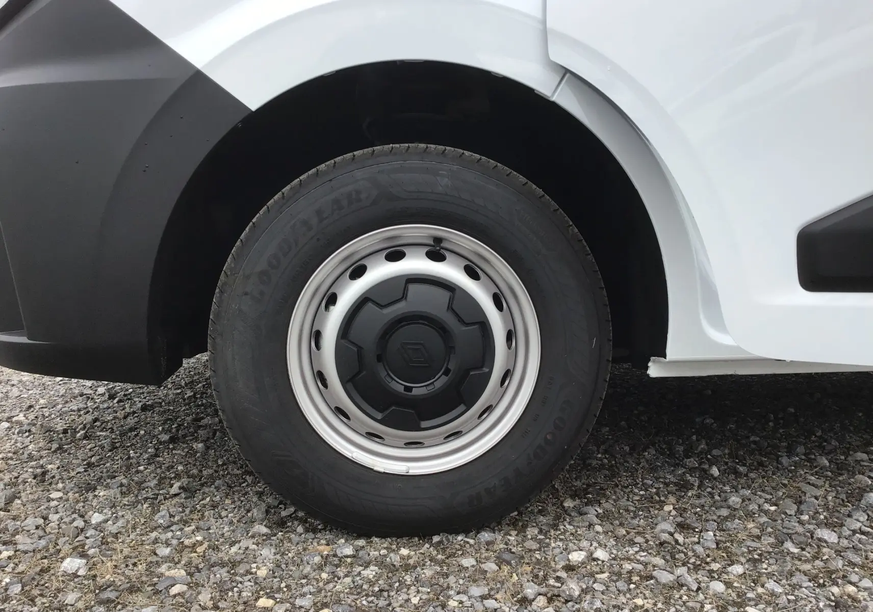 Gros plan sur la roue avant gauche du Renault Master blanc 2025, avec jante acier et logo Renault central.