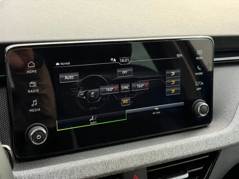 Écran tactile central du Skoda Kamiq 2024 affichant les réglages de climatisation, vue intérieure rapprochée.