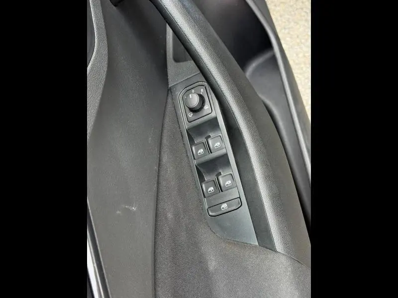 Détail de la commande des vitres électriques côté gauche du Skoda Kamiq 2024 noir Magic nacré, intérieur tissu noir.