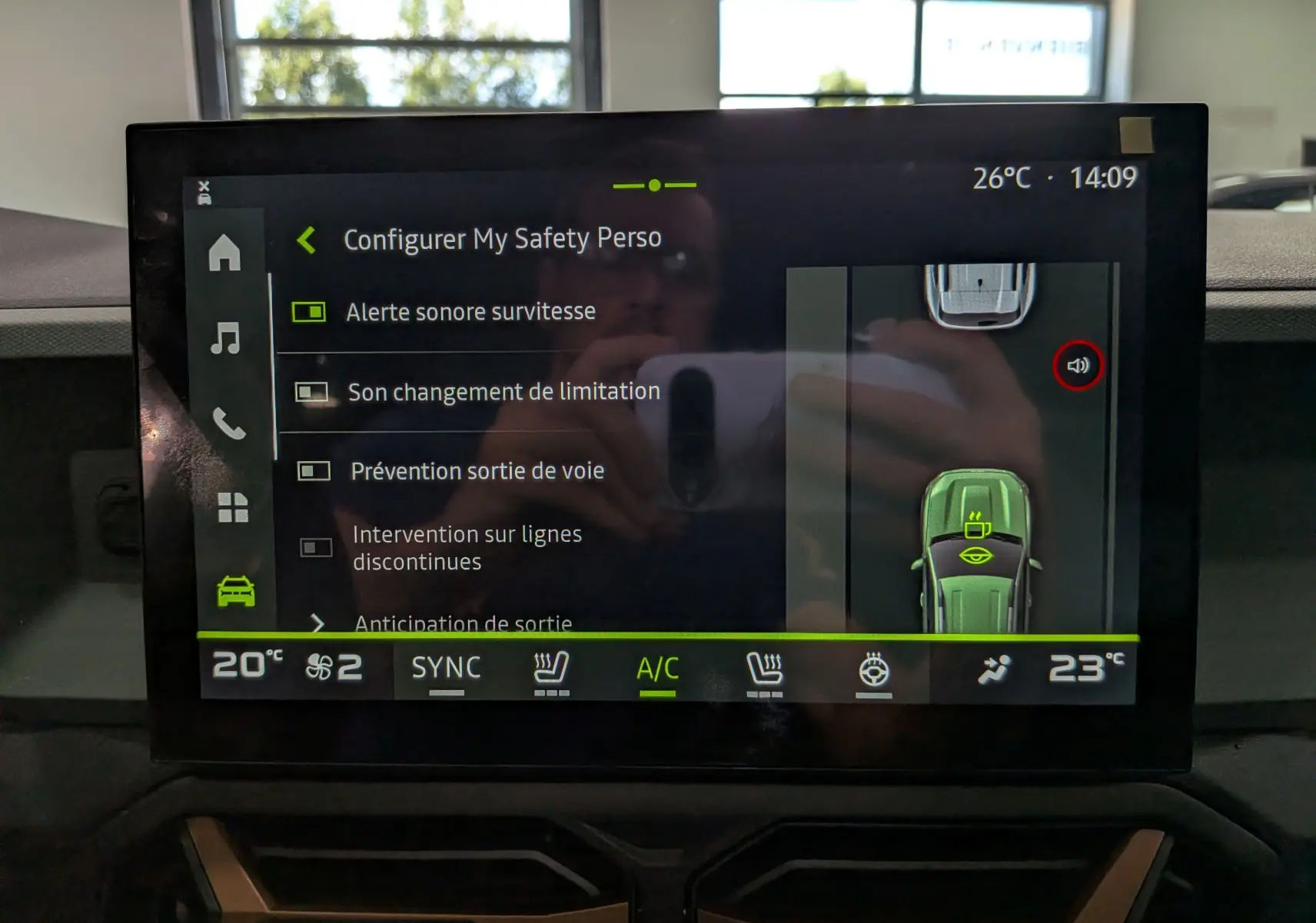 Écran tactile intérieur du Dacia Bigster Hybrid-G 150 4x4, affichant les réglages de sécurité et climatisation.