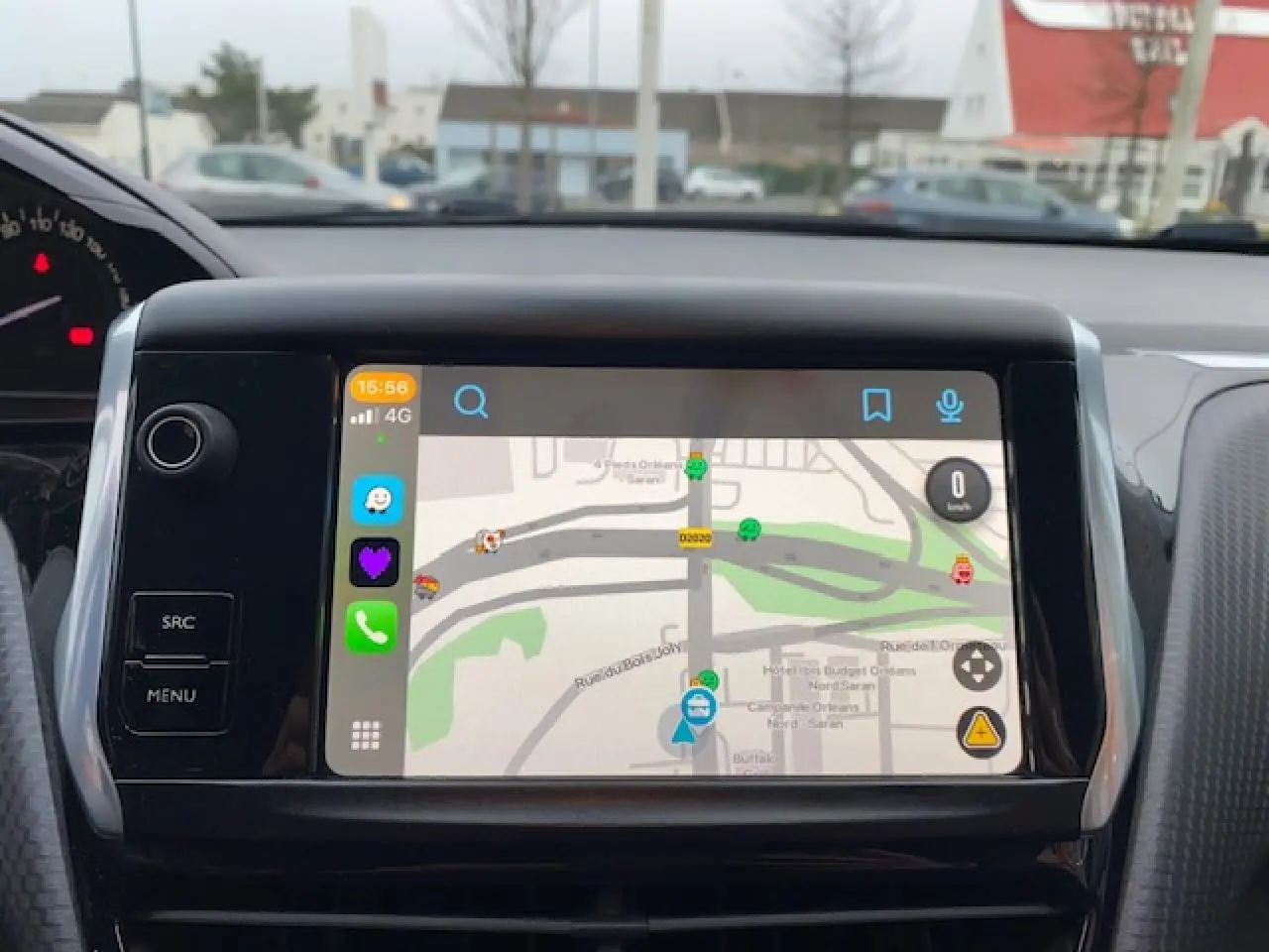 Écran tactile 7 pouces du système de navigation 3D connecté dans le tableau de bord d'une Peugeot 2008 blanche.