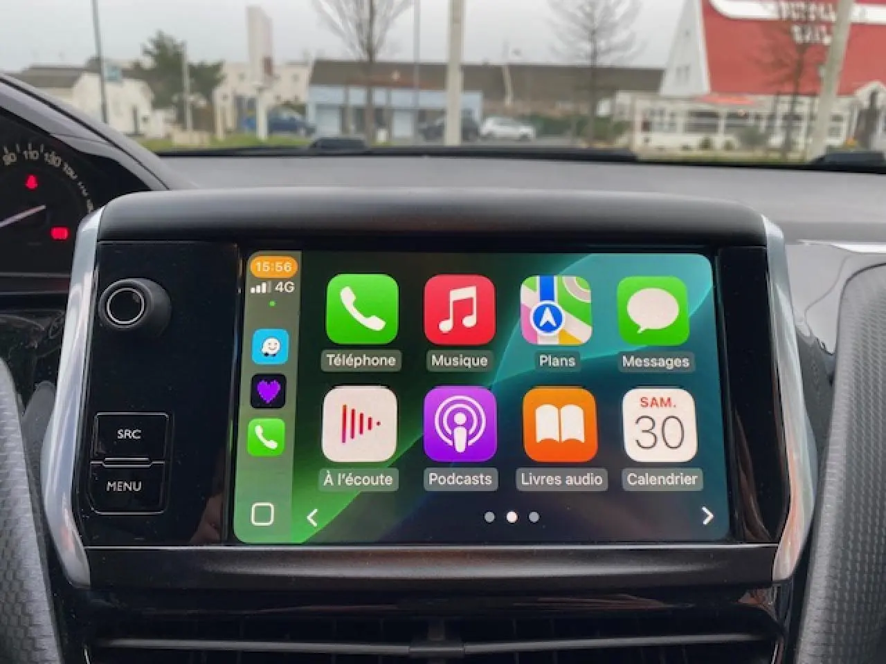 Écran tactile 7 pouces du tableau de bord du Peugeot 2008 blanc, affichant interface connectée avec applications.