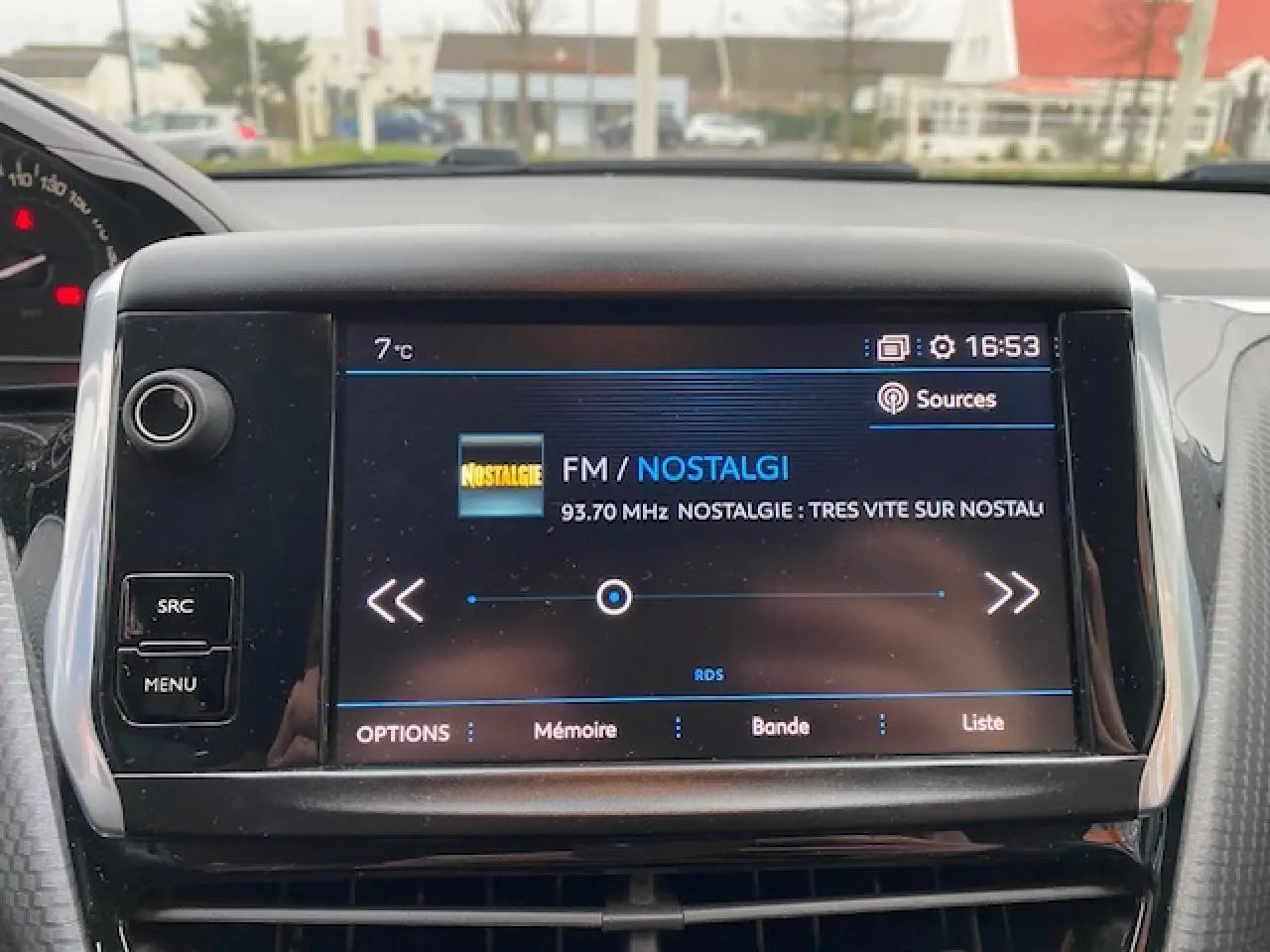 Écran tactile 7 pouces du système multimédia Peugeot 2008 blanc 2018 affichant la radio Nostalgie en intérieur.