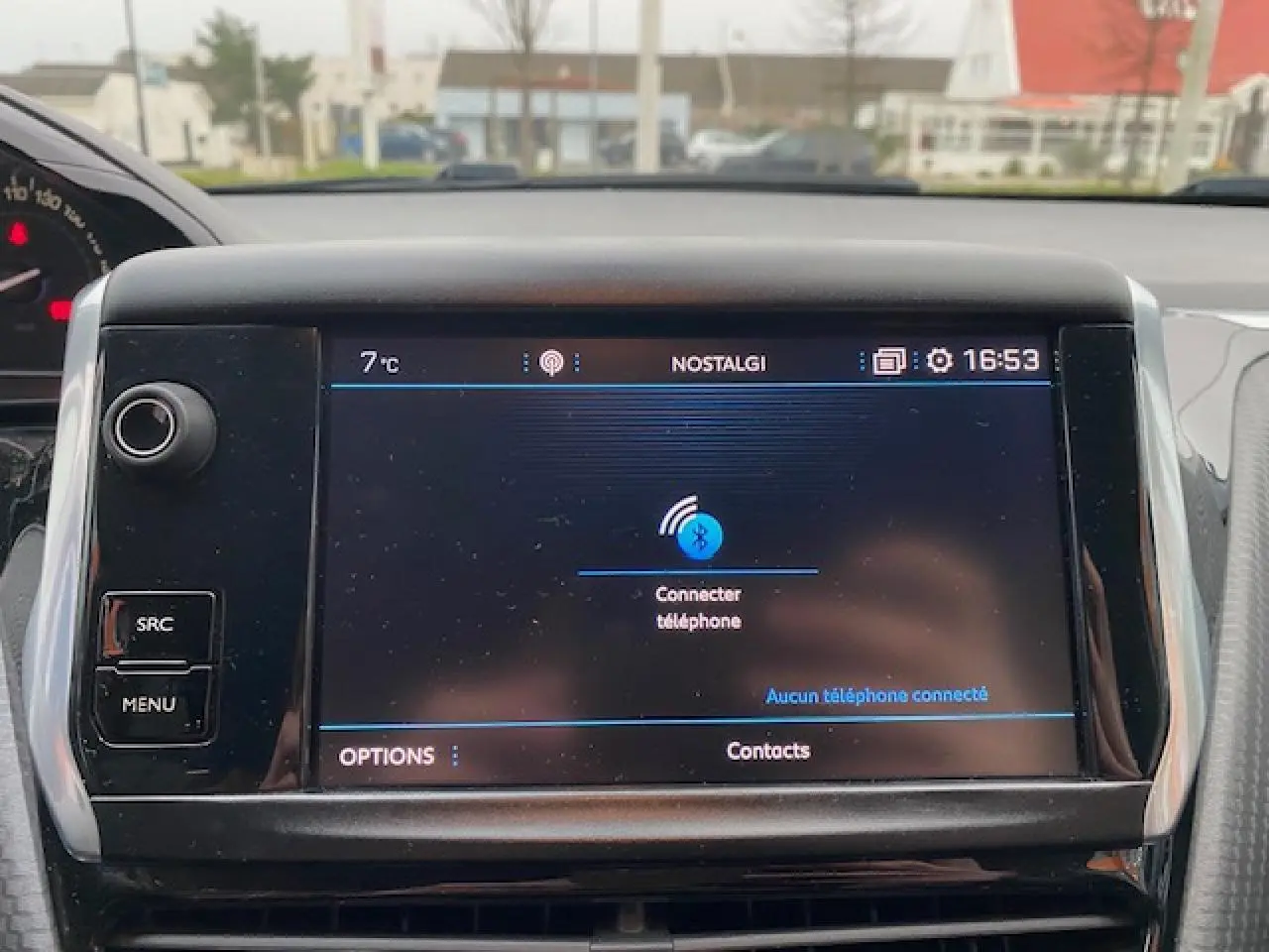 Écran tactile central du tableau de bord du Peugeot 2008 blanc, affichant la connexion Bluetooth inactive.