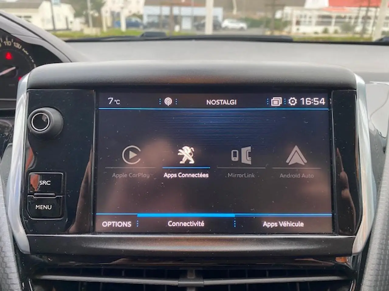 Écran tactile 7 pouces du système multimédia du Peugeot 2008 2018 affichant les options de connectivité.