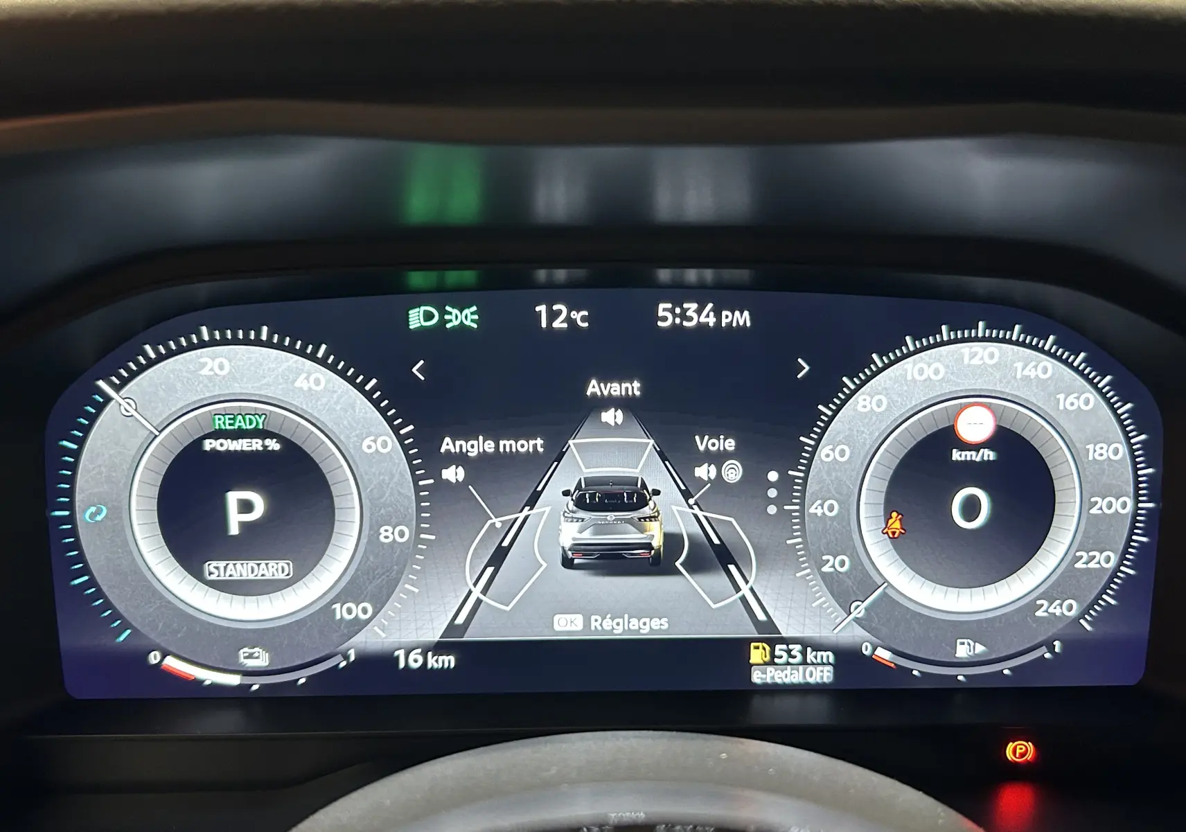 Tableau de bord numérique du Nissan Qashqai 2025 affichant la caméra 360° et les réglages d'aide à la conduite.