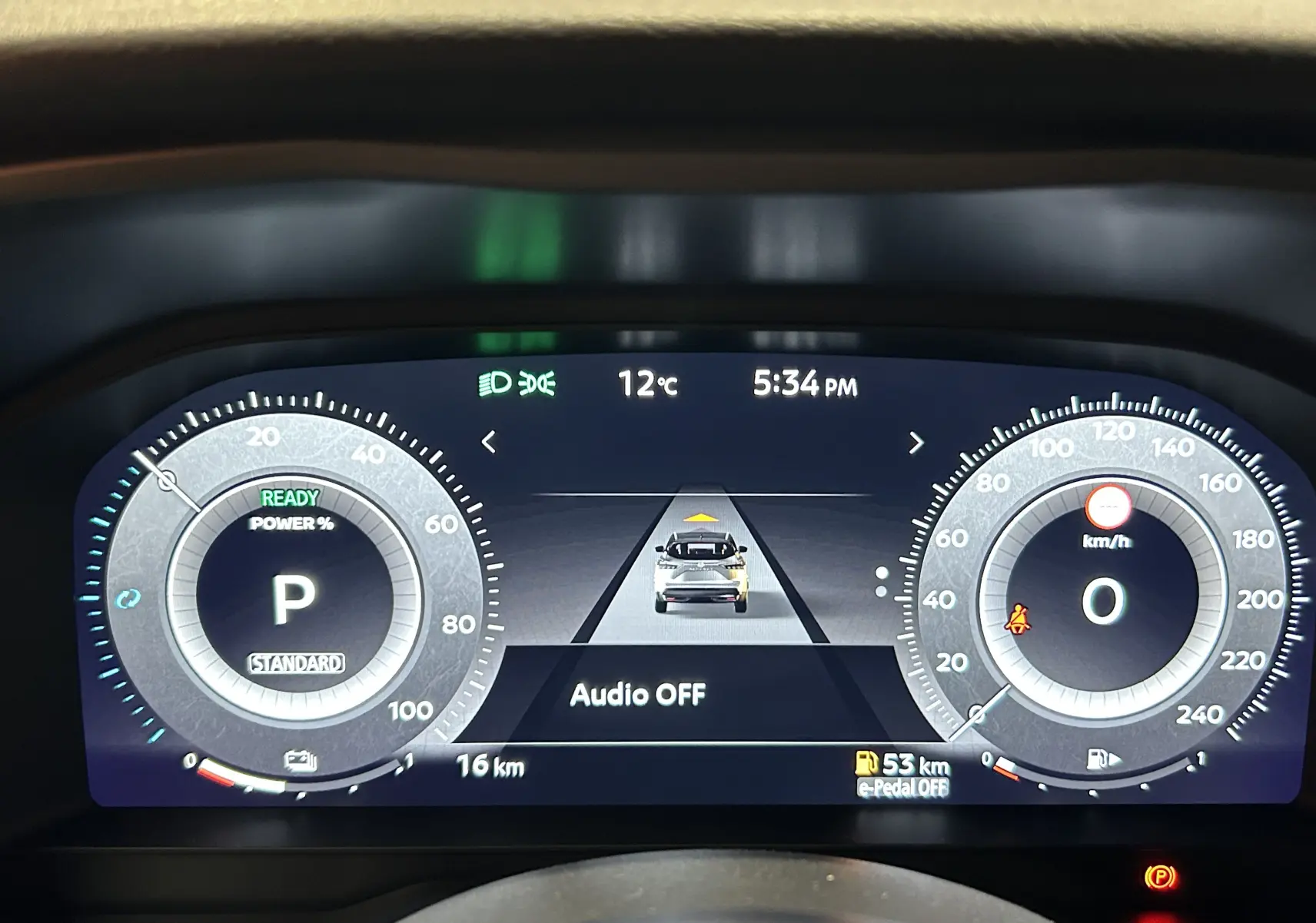 Tableau de bord numérique du Nissan Qashqai 2025 affichant vitesse, température et mode parking en vue frontale.