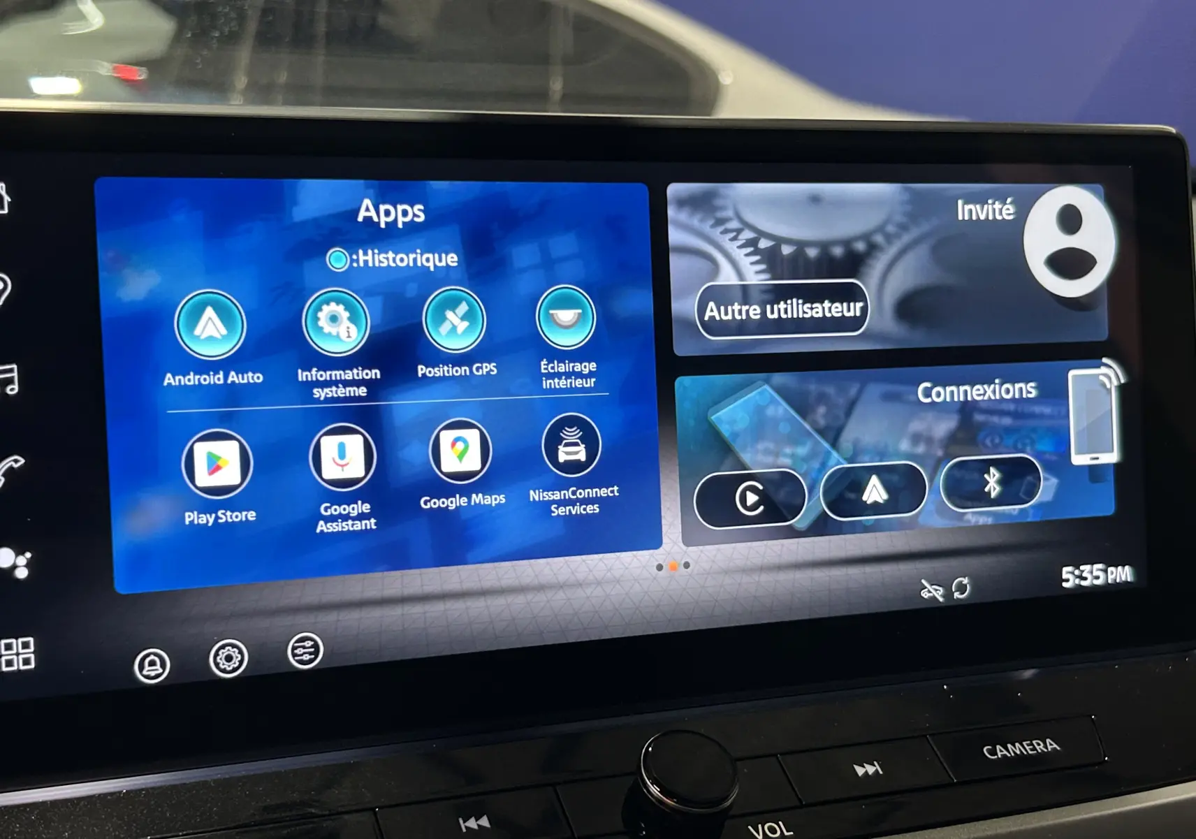 Écran tactile central du Nissan Qashqai 2025 affichant les applications et options de connectivité.