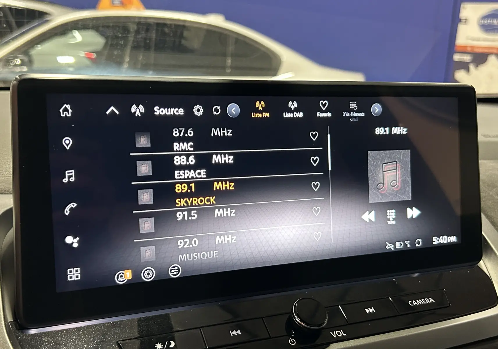 Écran tactile central du Nissan Qashqai 2025 affichant les stations radio FM avec commandes sous l'écran.