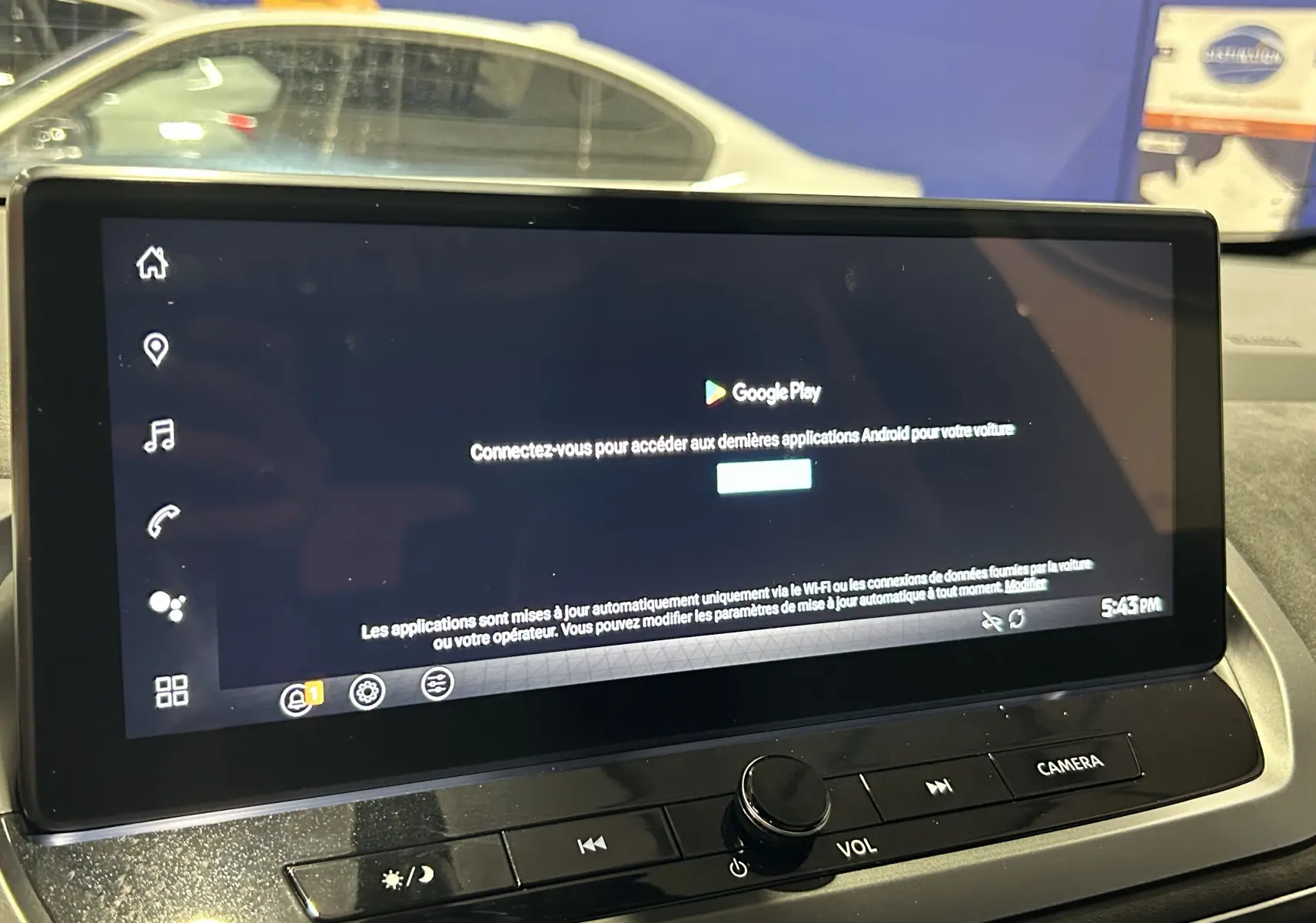 Écran tactile central du Nissan Qashqai 2025 affichant une invitation à se connecter à Google Play, intérieur moderne.