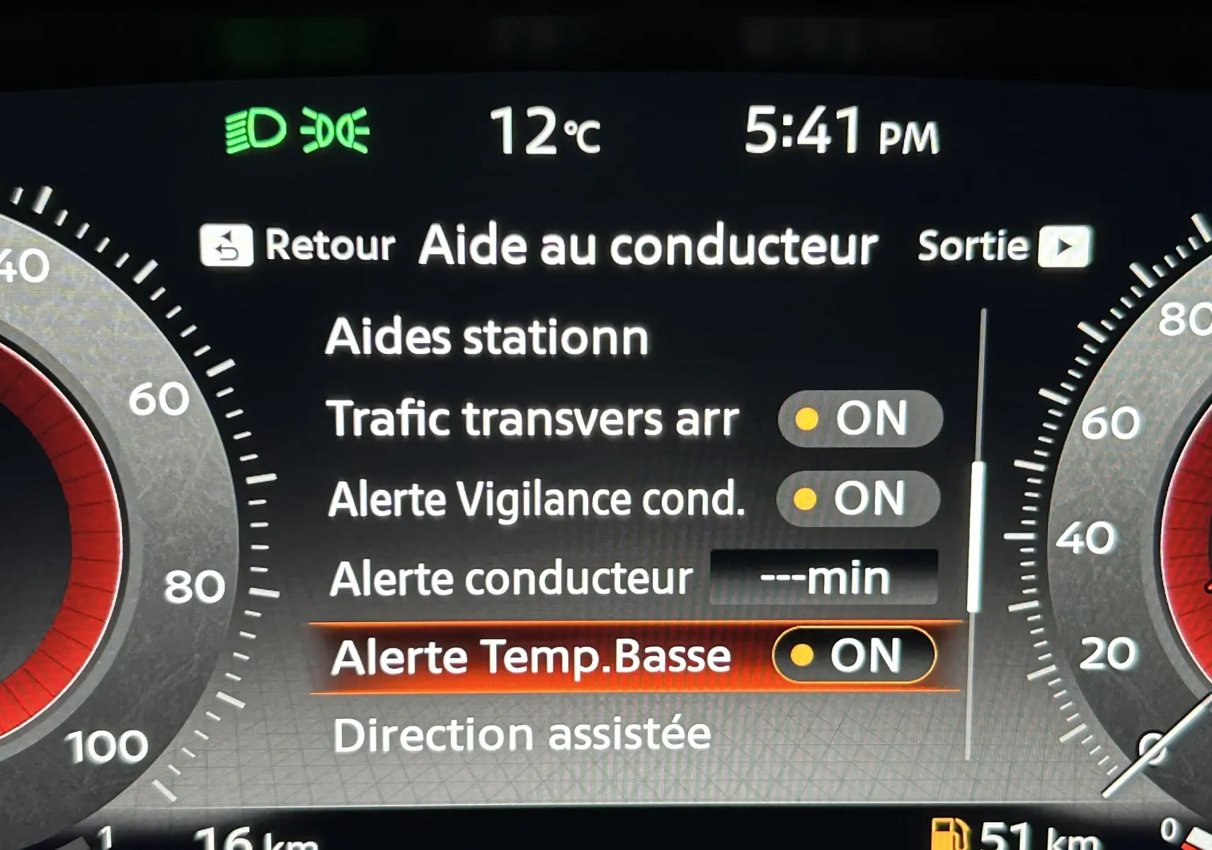 Affichage du tableau de bord du Nissan Qashqai 2025 montrant les aides à la conduite et alertes activées en mode nuit.