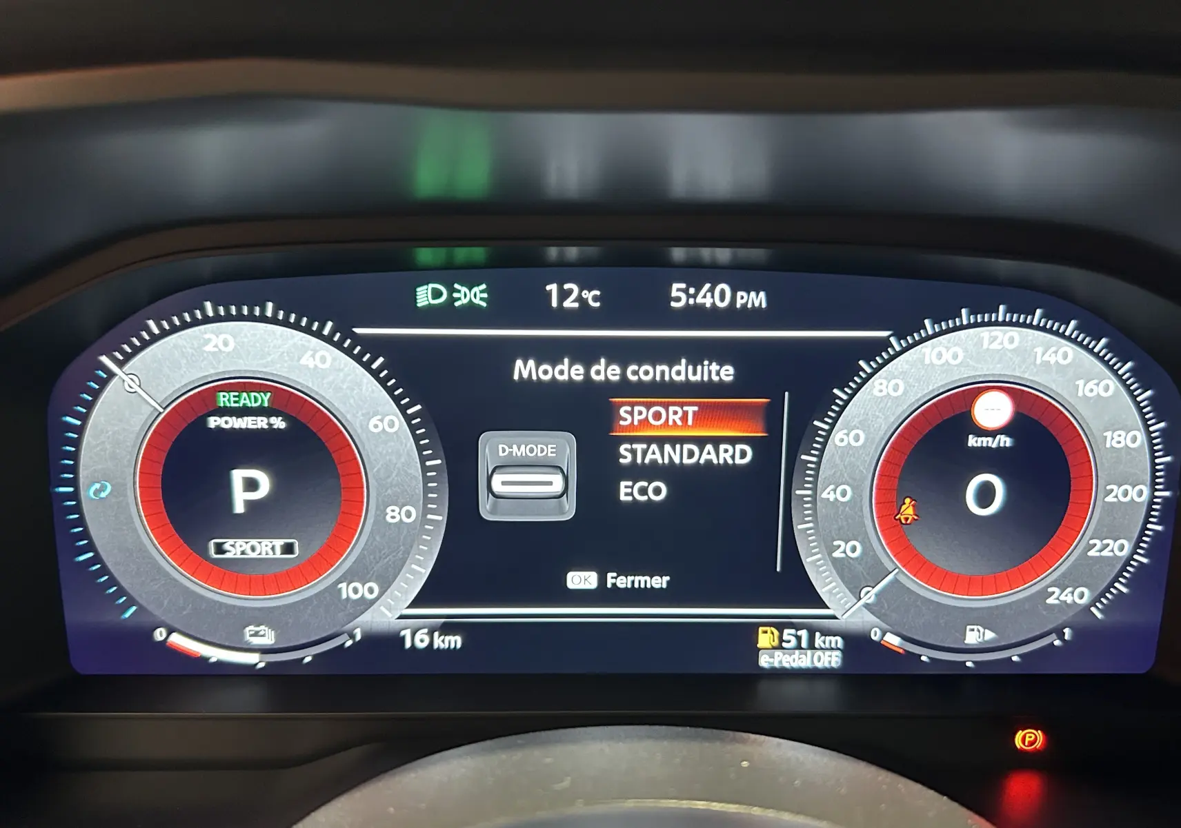 Tableau de bord numérique du Nissan Qashqai 2025 affichant le mode de conduite Sport et la vitesse à zéro.