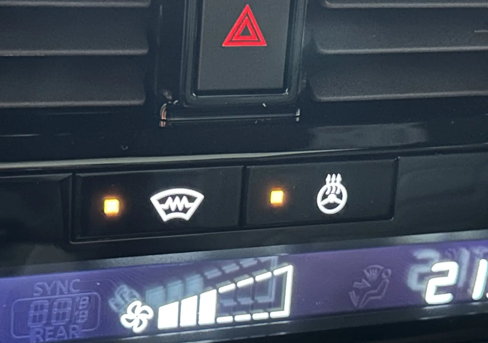 Gros plan sur les commandes de climatisation et chauffage du volant du Nissan Qashqai gris céramique 2025.