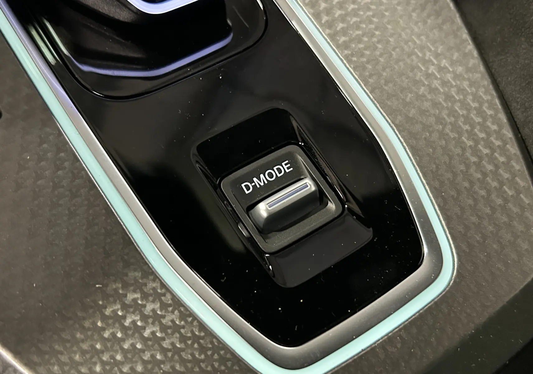 Gros plan sur le bouton D-MODE de la console centrale du Nissan Qashqai 2025, finition N-Design.