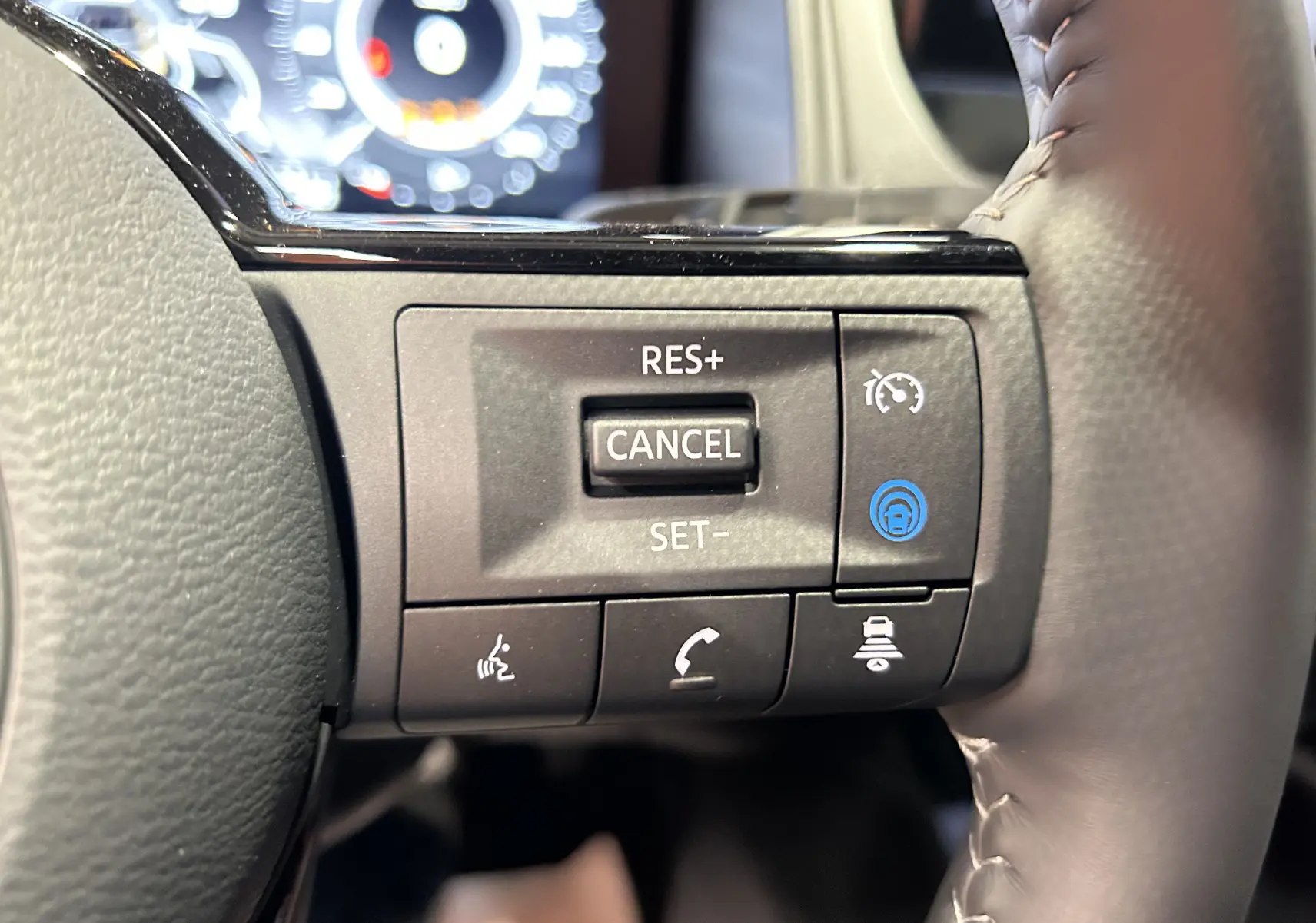 Boutons de commande du régulateur de vitesse sur le volant d'un Nissan Qashqai gris céramique 2025, version N-Design.