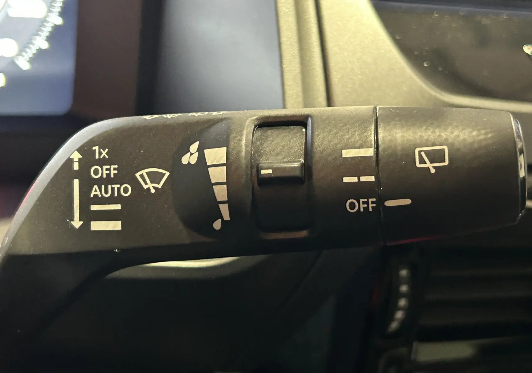 Gros plan sur la commande d'essuie-glace du Nissan Qashqai 2025, détails des réglages visibles.