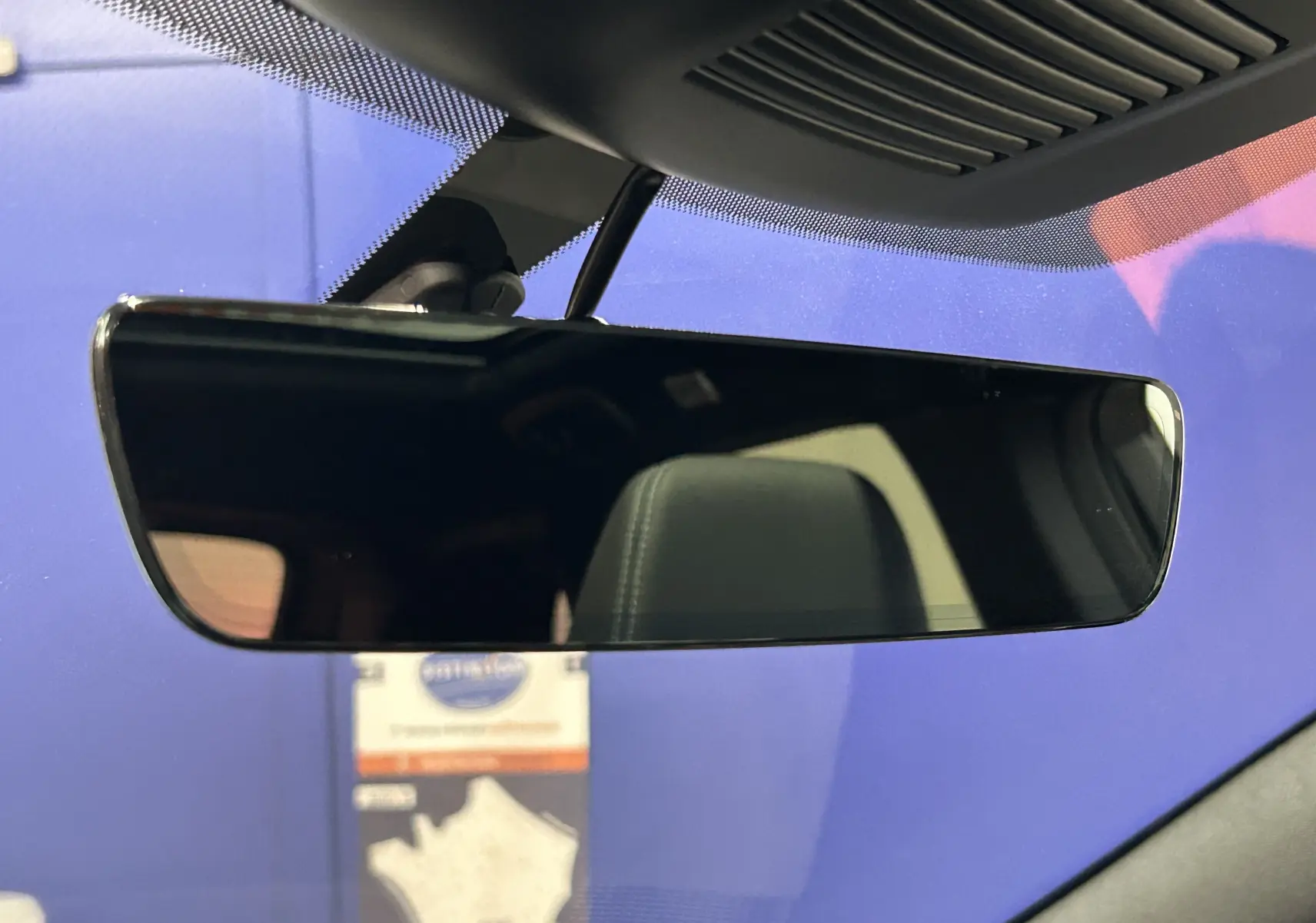 Rétroviseur intérieur noir du Nissan Qashqai 2025, avec siège avant en cuir noir visible en reflet.