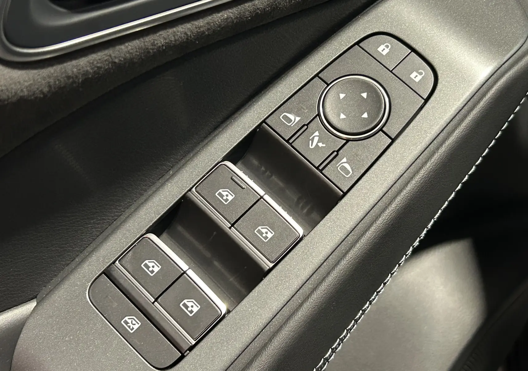 Commandes des vitres et rétroviseurs sur la porte côté gauche du Nissan Qashqai 2025 finition N-Design gris céramique.